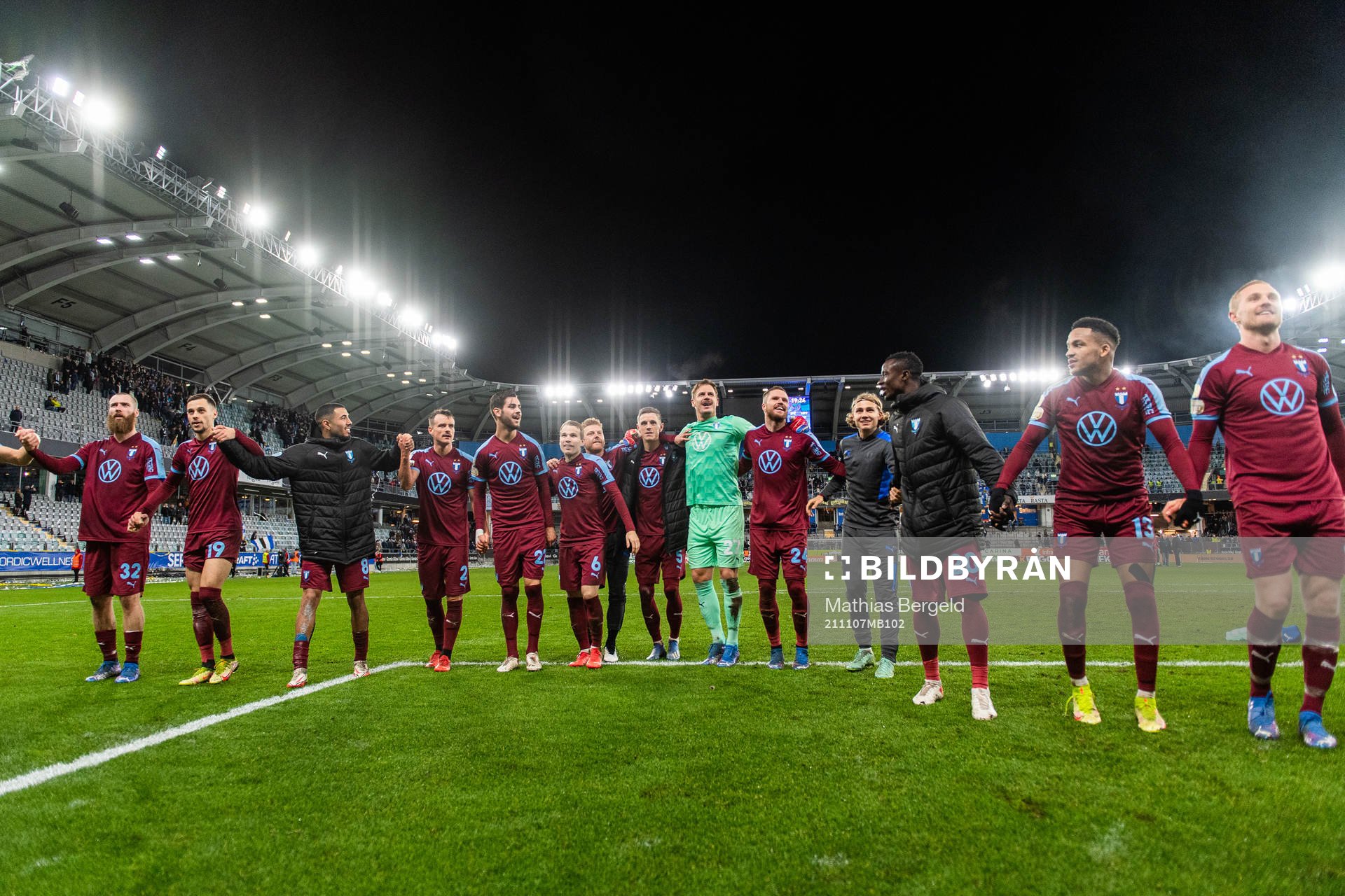 Malmö FFs spelare jublar efter fotbollsmatchen i Allsvenskan mellan IFK Göteborg och Malmö FF den 7 november 2021 i Göteborg. 