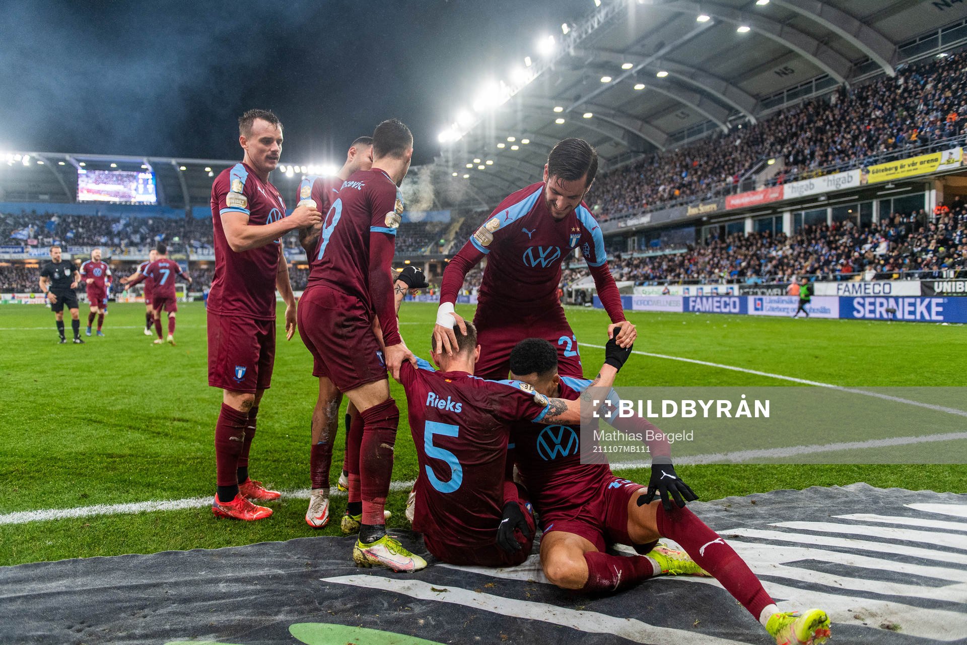 Malmö FFs Eric Larssonm Sergio Pena, Veljko Birmancevic, Adi Nalic och Martin Olsson jublar med målskytten till 0-2 Sören Rieks under fotbollsmatchen i Allsvenskan mellan IFK Göteborg och Malmö FF den 7 november 2021 i Göteborg.