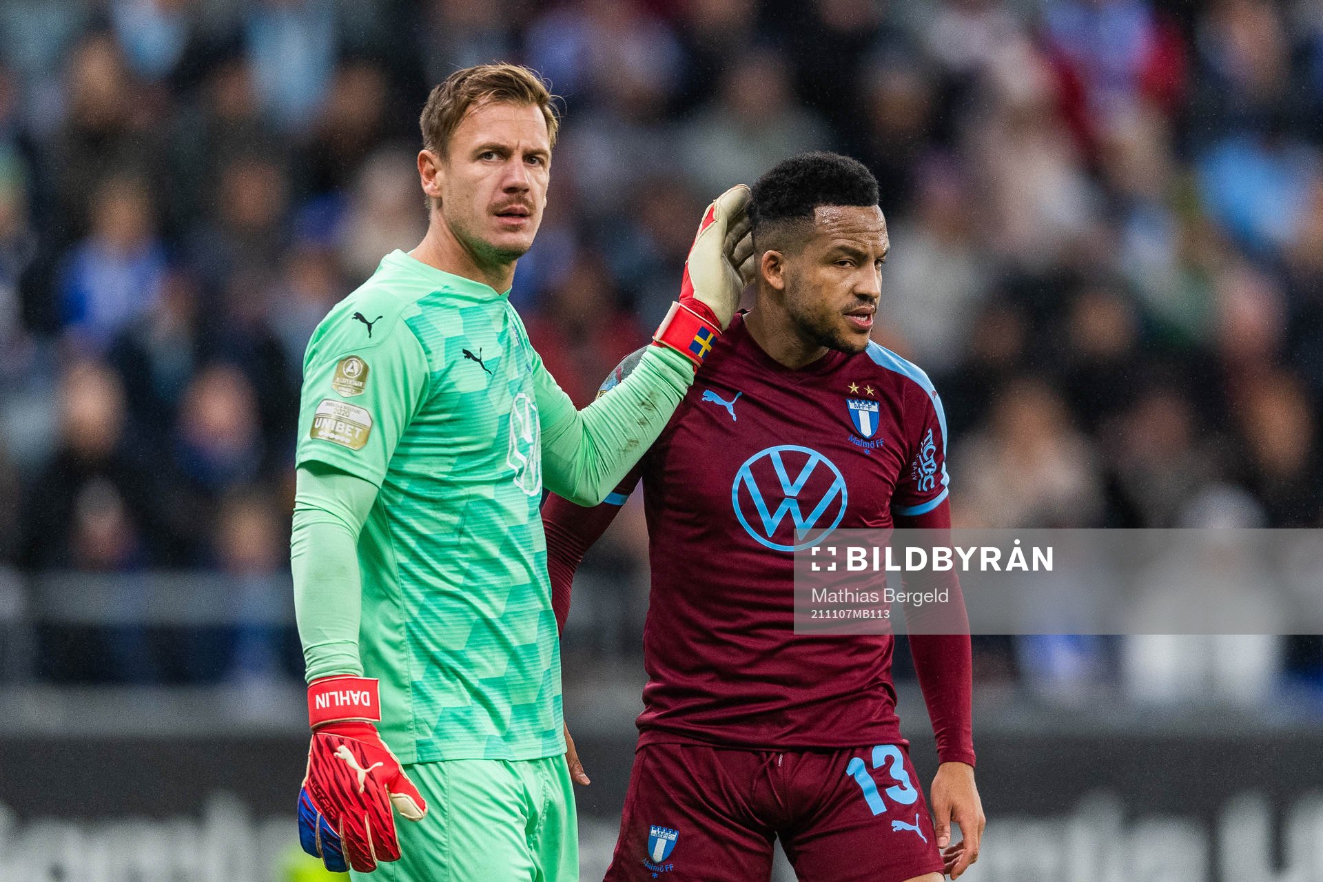 Malmö FFs målvakt Johan Dahlin och Martin Olsson