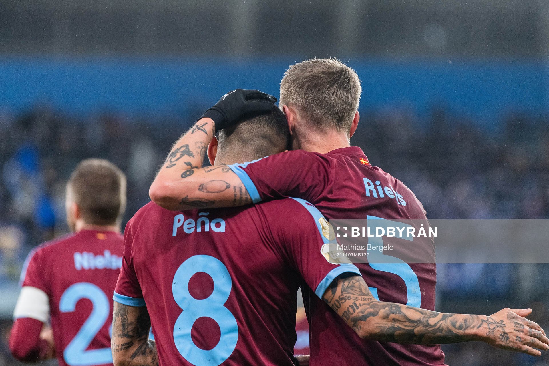 Malmö FFs Sergio Pena jublar med målskytten till 0-2