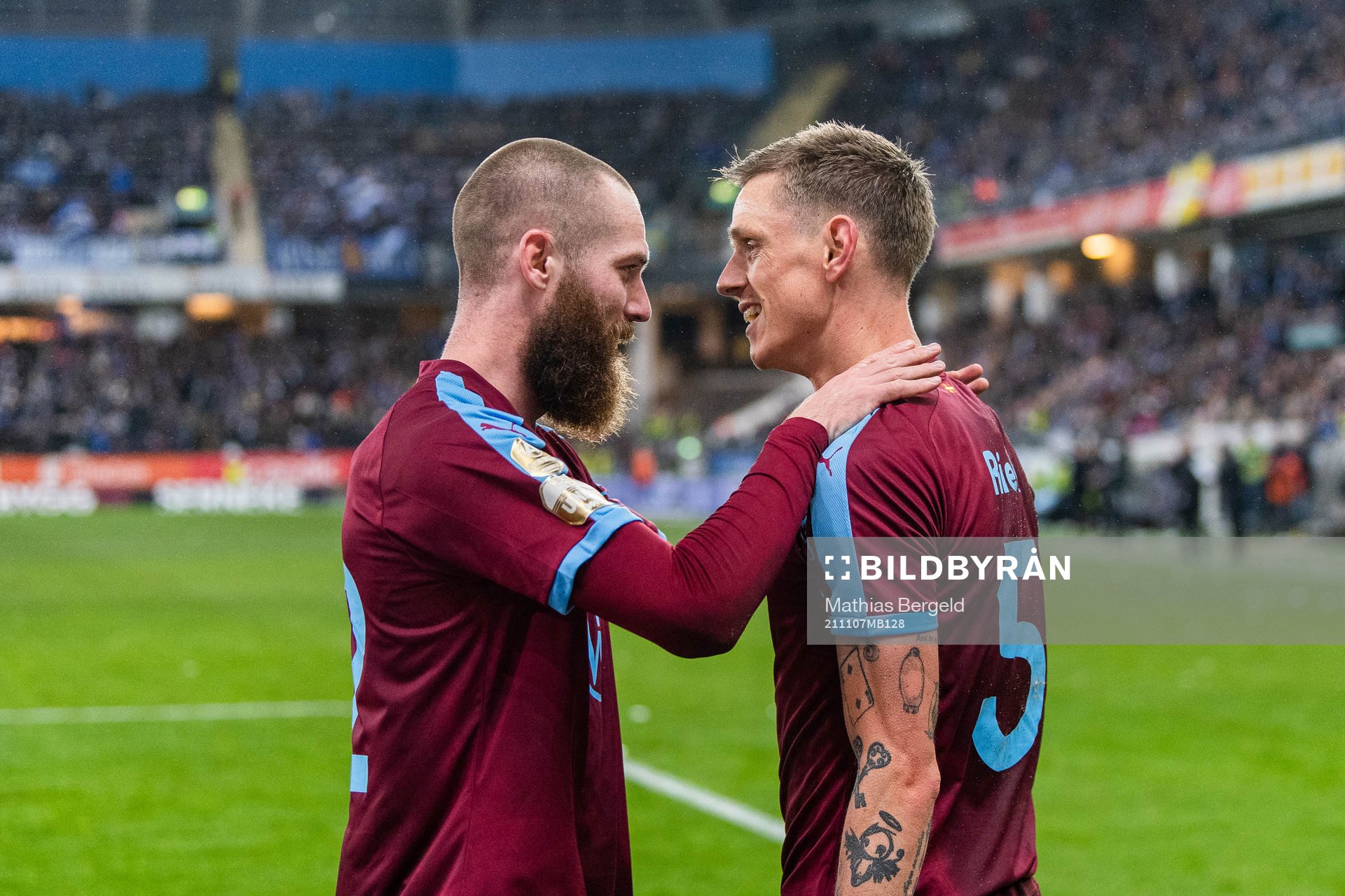 Malmö FFs Jo Inge Berget jublar med målskytten till 0-2