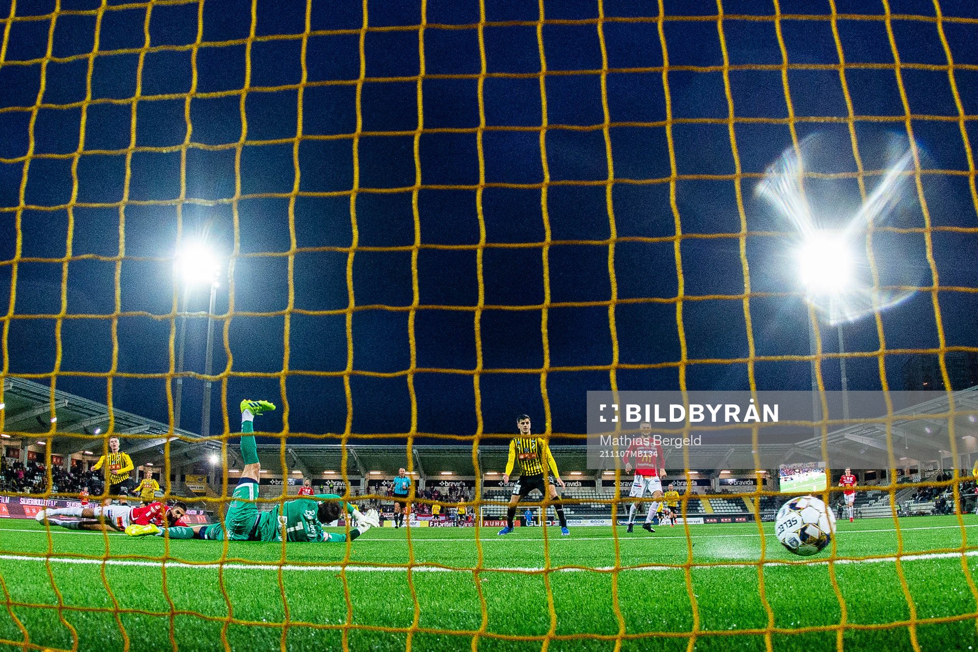 Häckens Patrik Wålemark gör 2-0 på Degerfors målvakt