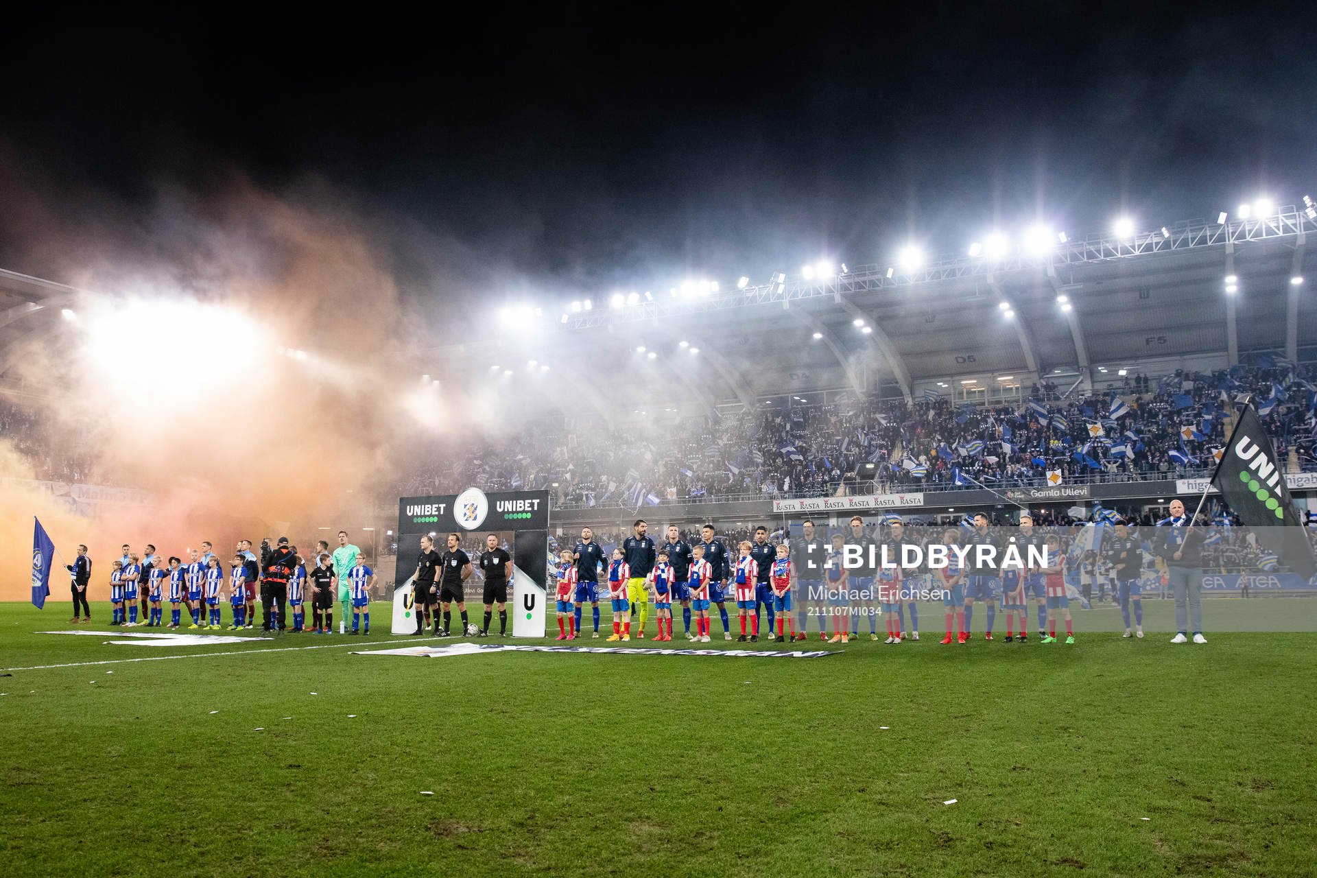 Lagen på line up innan fotbollsmatchen i Allsvenskan