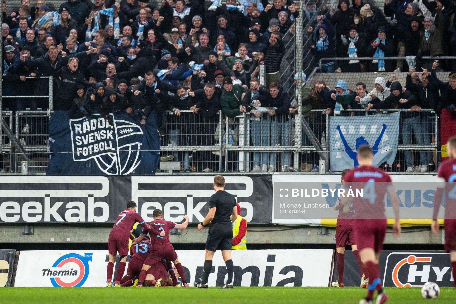 Malmö FFs spelare jublar efter 0-2 av Sören Rieks under fotbollsmatchen i Allsvenskan mellan IFK Göteborg och Malmö FF den 7 november 2021 i Göteborg.