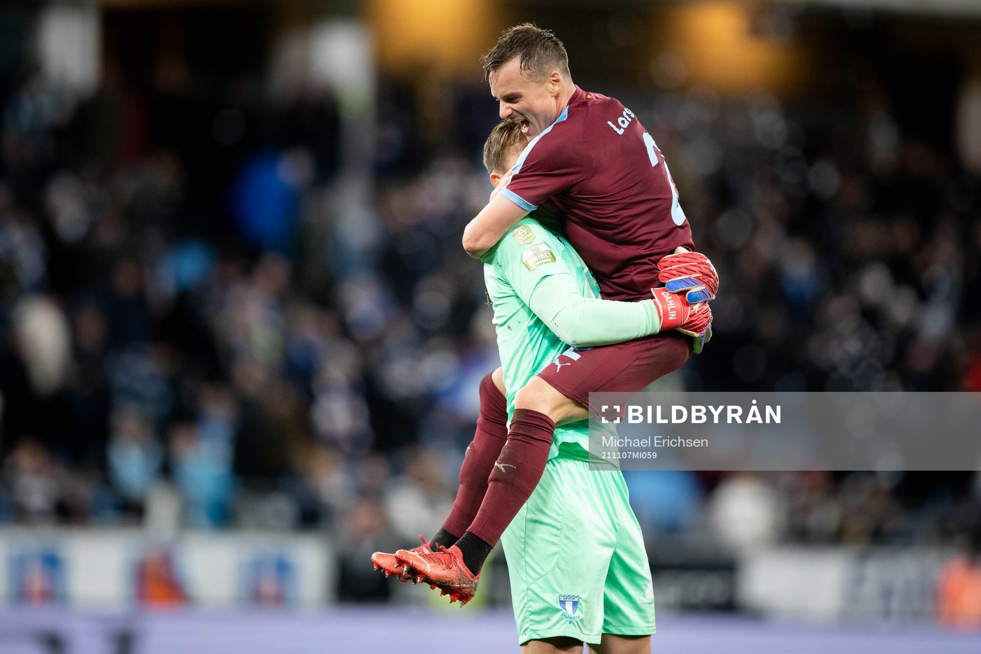 Malmö FFs målvakt Johan Dahlin jublar ihop med Eric