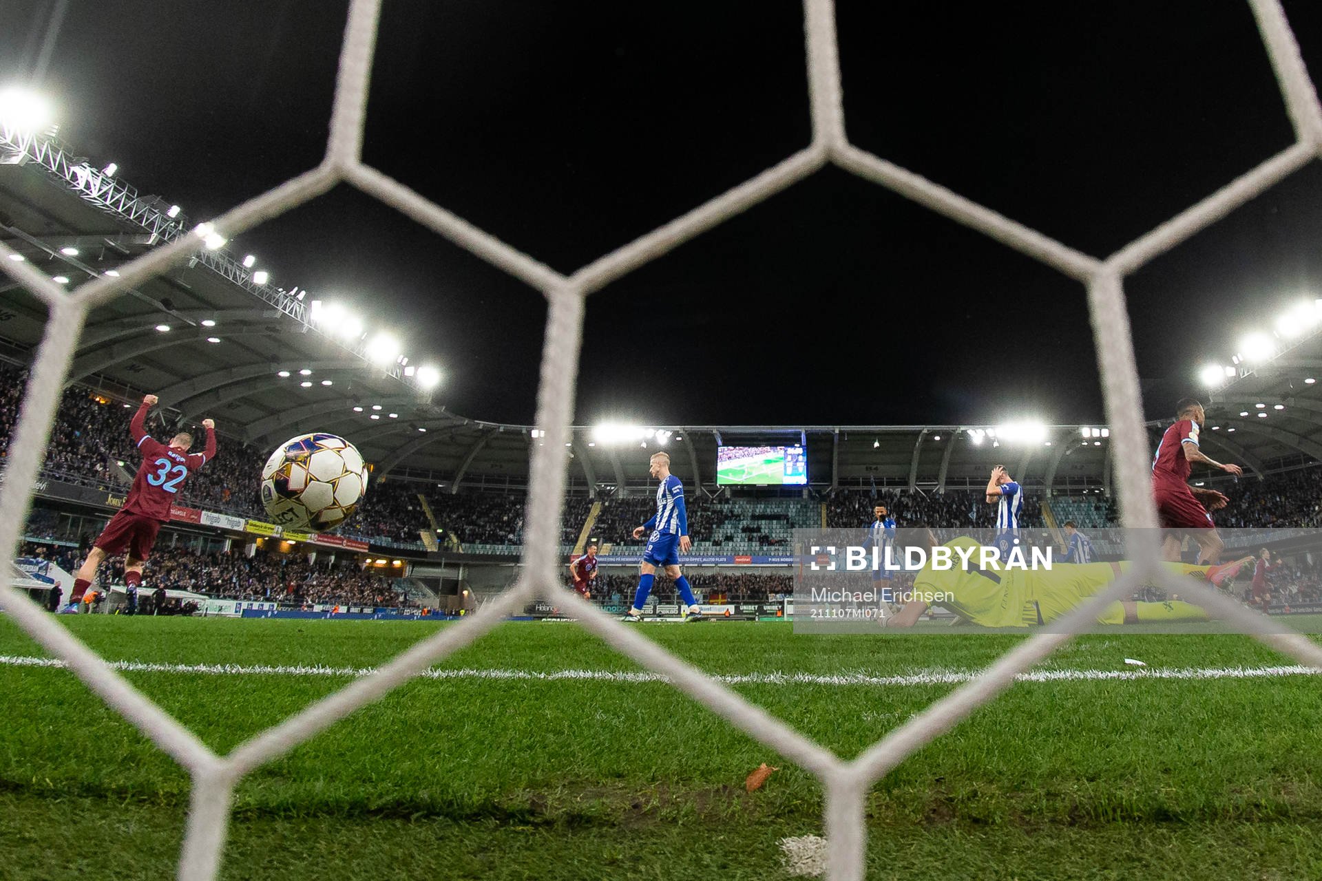 Malmö FFs Sören Rieks (ej i bild) skjuter 0-1 bakom IFK