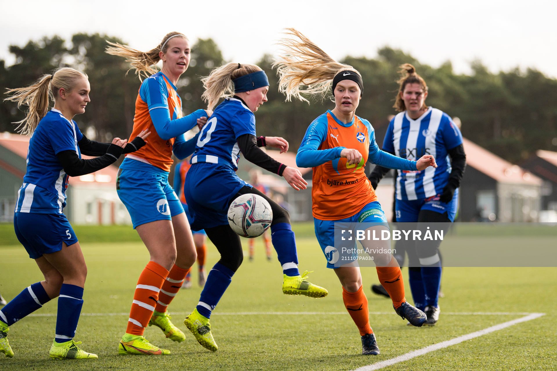 Vejbys Lisa Bergström och Felicia Billermark mot Jonstorps Ellen Ejlertsson och Matilda Heideman under fotbollsmatchen i damernas Div 4 Nordvästra Skåne mellan Vejby och Jonstorp den 7 november 2021 i Vejbystrand. 