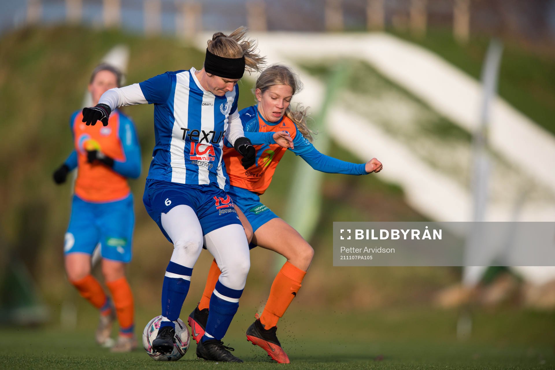 Jonstorps Amanda Sträng och Vejbys Thea Carlsson under fotbollsmatchen i damernas Div 4 Nordvästra Skåne mellan Vejby och Jonstorp den 7 november 2021 i Vejbystrand.