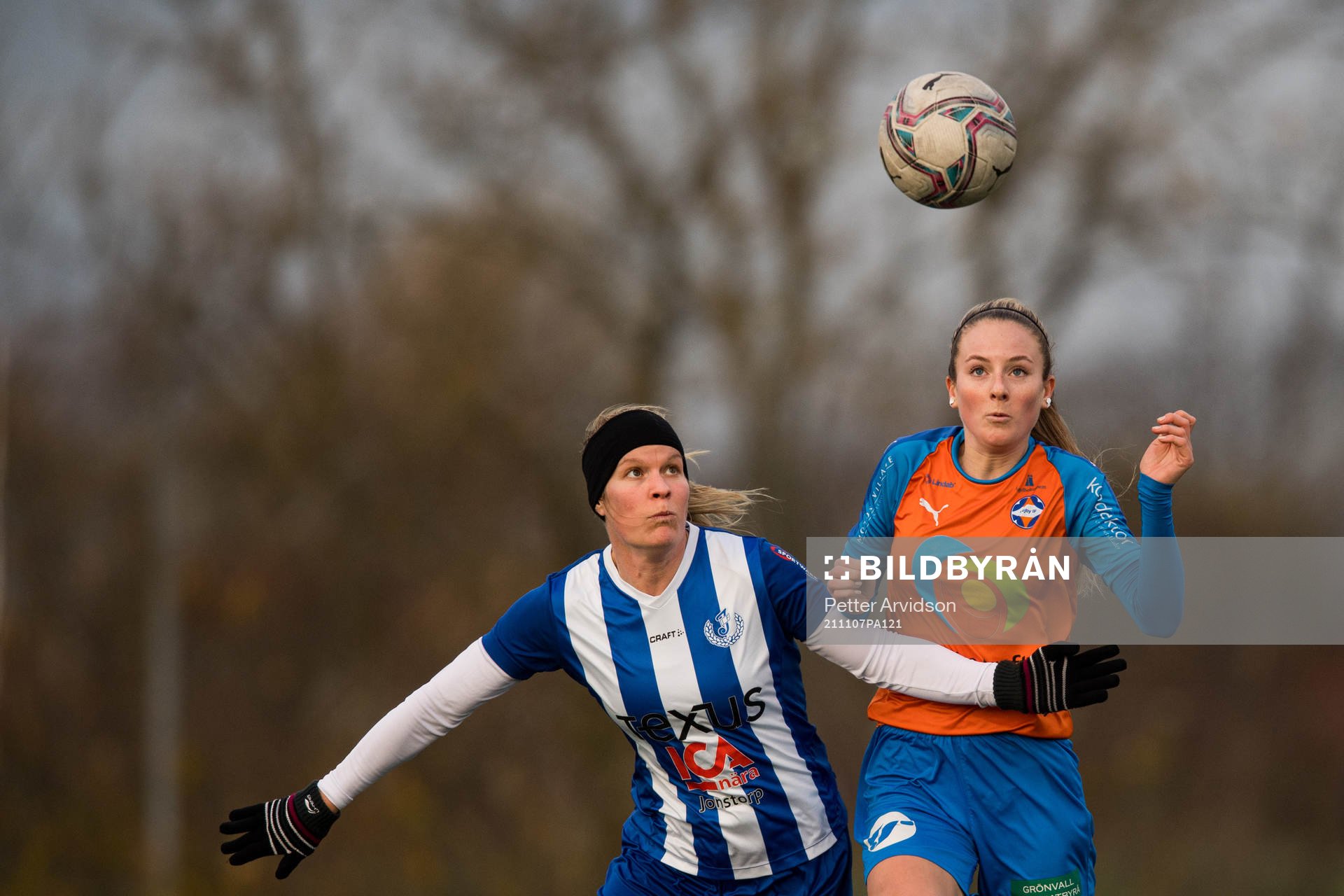 Jonstorps Amanda Sträng och Vejbys Sofie Anderek under fotbollsmatchen i damernas Div 4 Nordvästra Skåne mellan Vejby och Jonstorp den 7 november 2021 i Vejbystrand.