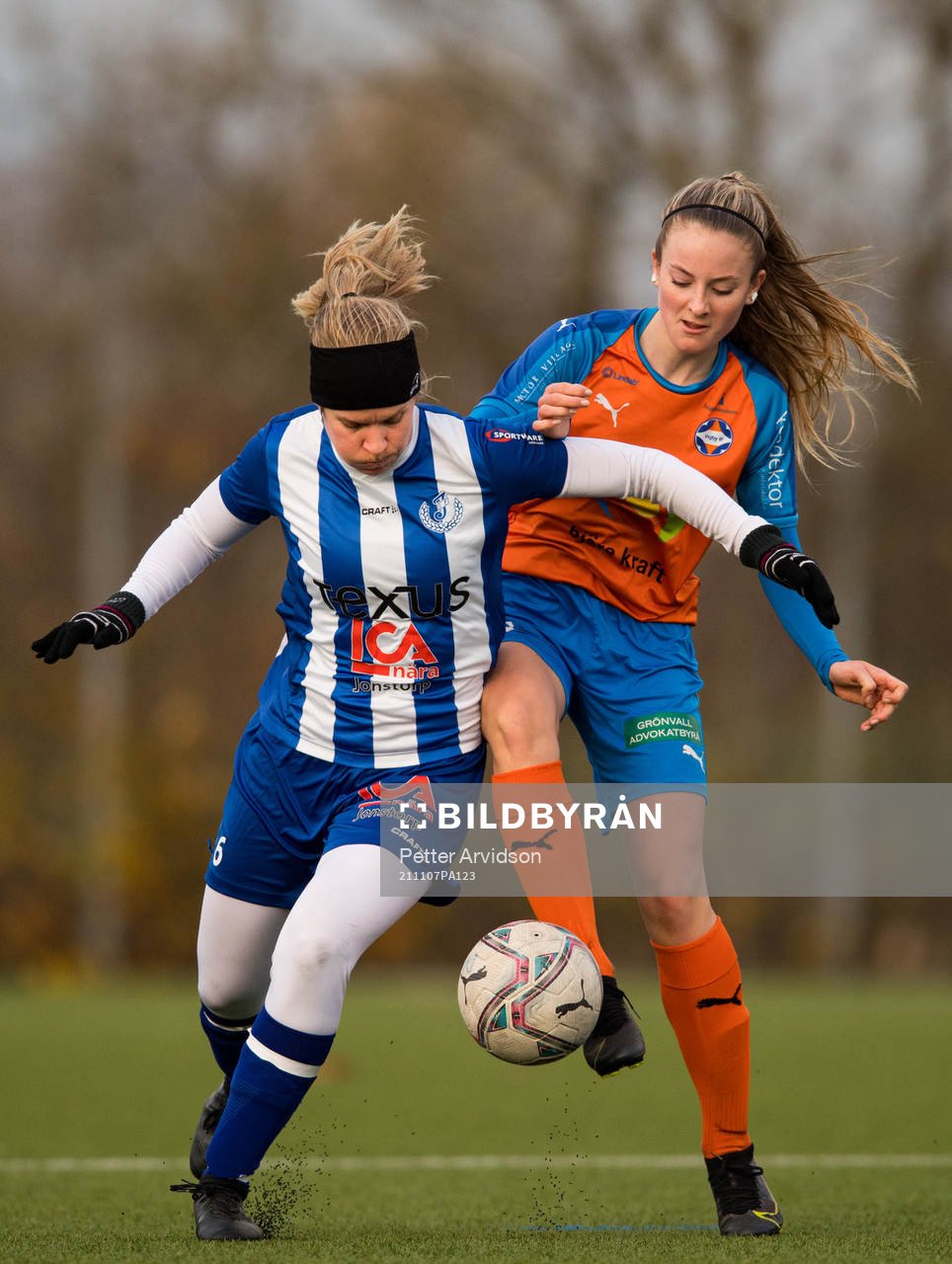 Jonstorps Amanda Sträng och Vejbys Sofie Anderek under fotbollsmatchen i damernas Div 4 Nordvästra Skåne mellan Vejby och Jonstorp den 7 november 2021 i Vejbystrand.
