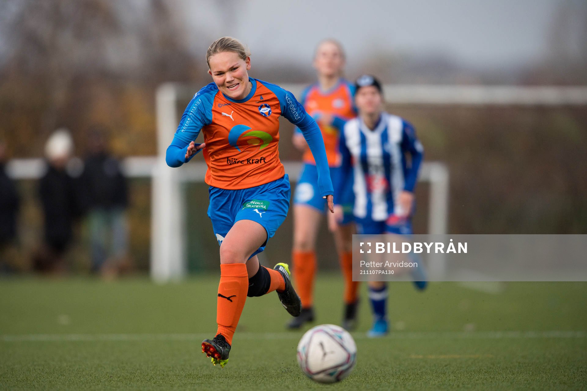 Vejbys Josefin Marminge under fotbollsmatchen i damernas Div 4 Nordvästra Skåne mellan Vejby och Jonstorp den 7 november 2021 i Vejbystrand.