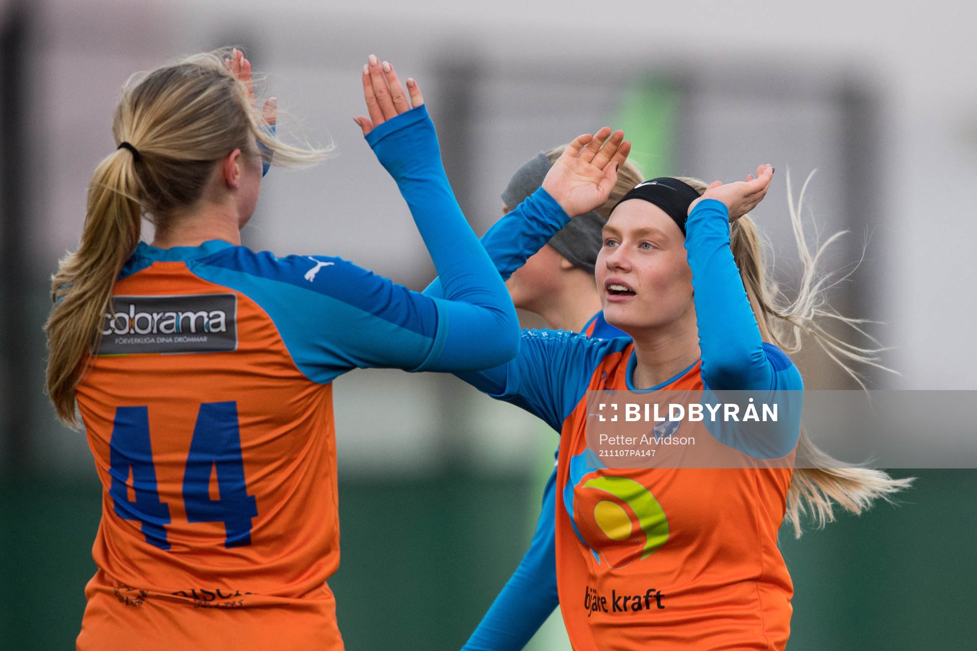 Vejbys Paulina Sandberg och Felicia Billermark jublar efter 3-0 målet under fotbollsmatchen i damernas Div 4 Nordvästra Skåne mellan Vejby och Jonstorp den 7 november 2021 i Vejbystrand.