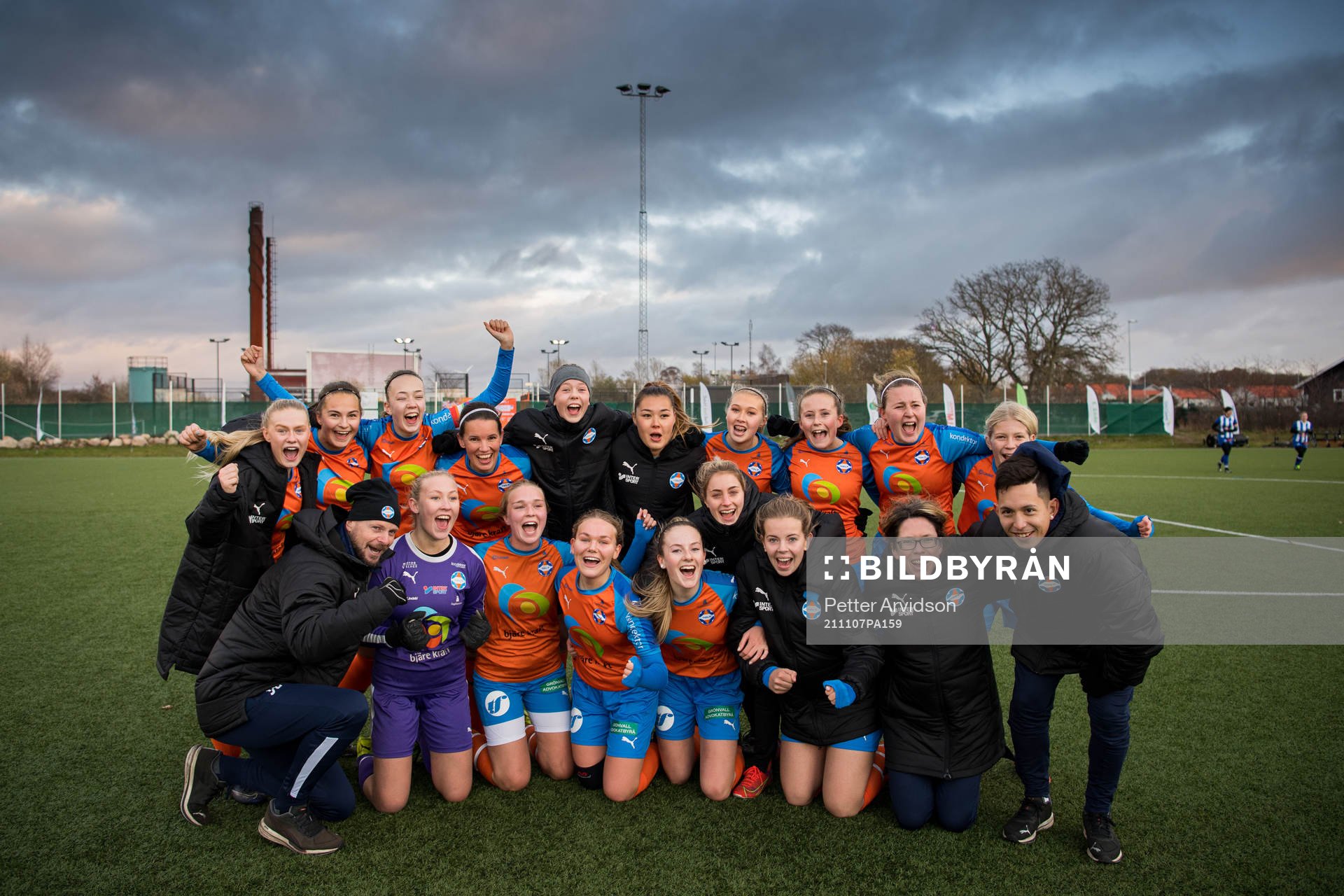Vejbys spelare och ledare jublar