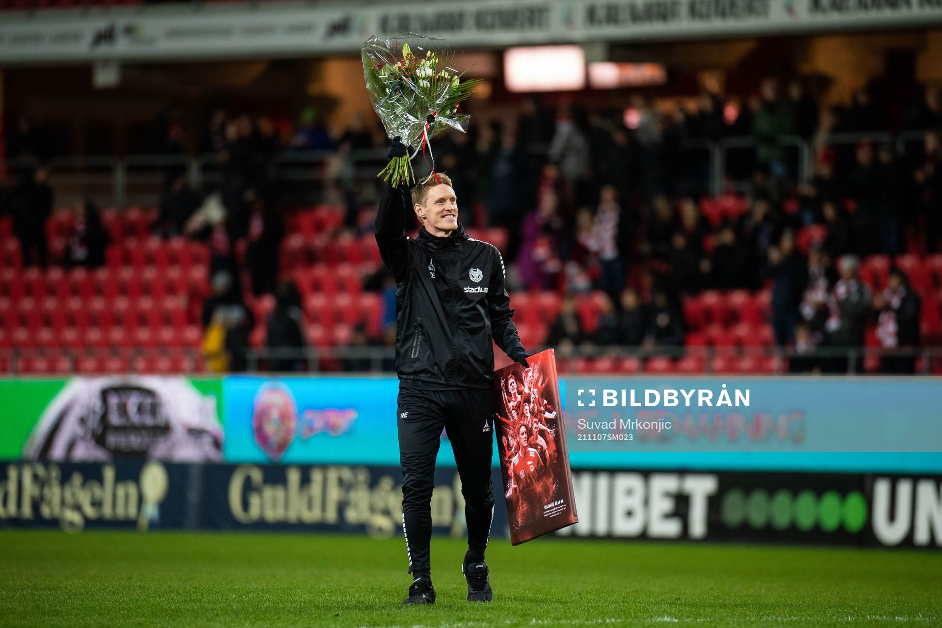 Kalmars assisterande tränare Rasmus Elm tackas av