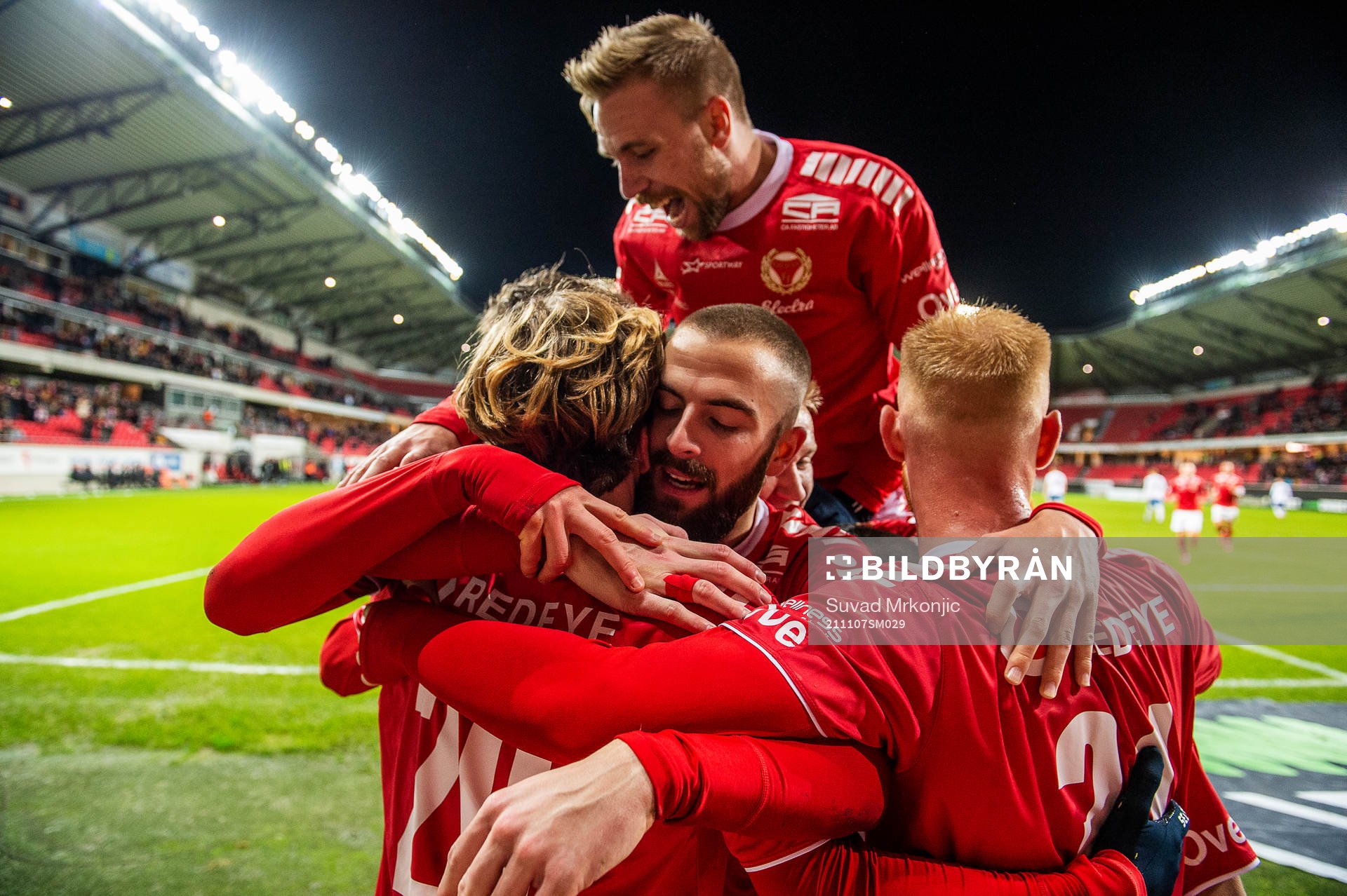 Kalmars Oliver Berg  jublar med lagkamrater