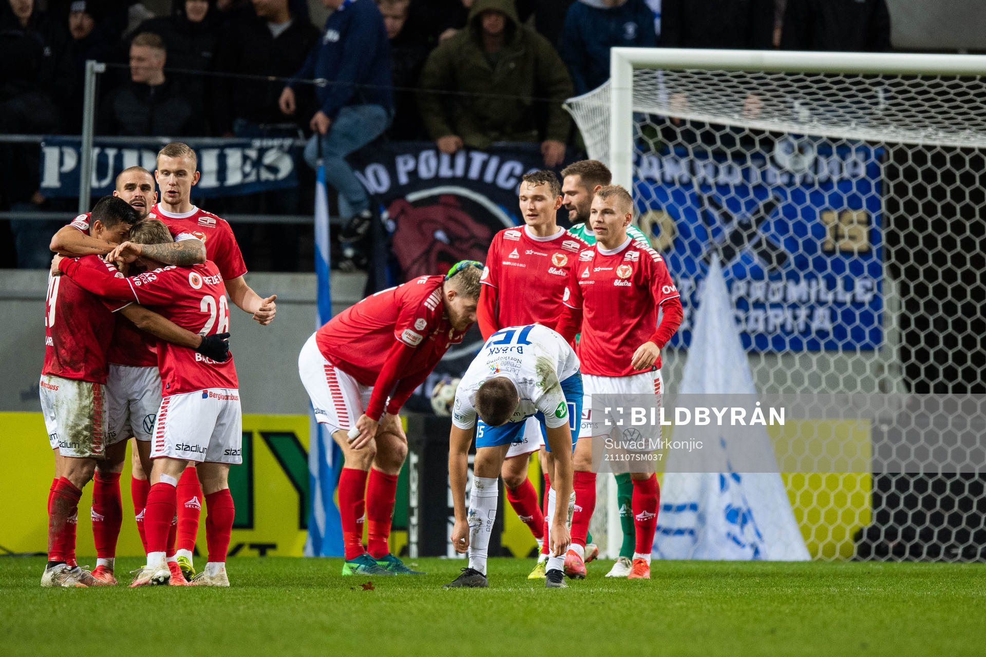Kalmars spelare jublar samtidigt som IFK Norrköpings Carl