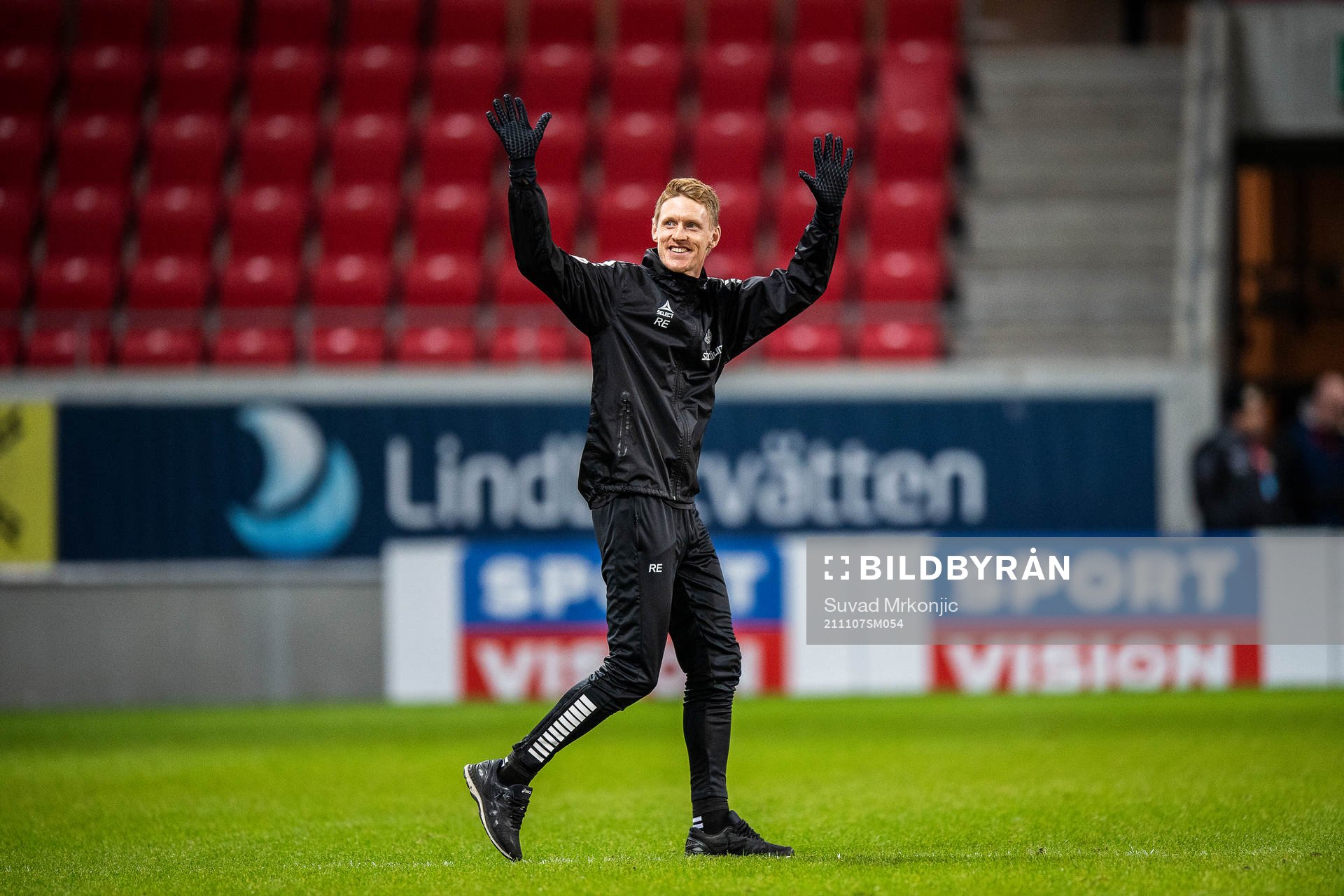 Kalmars assisterande tränare Rasmus Elm tackas av