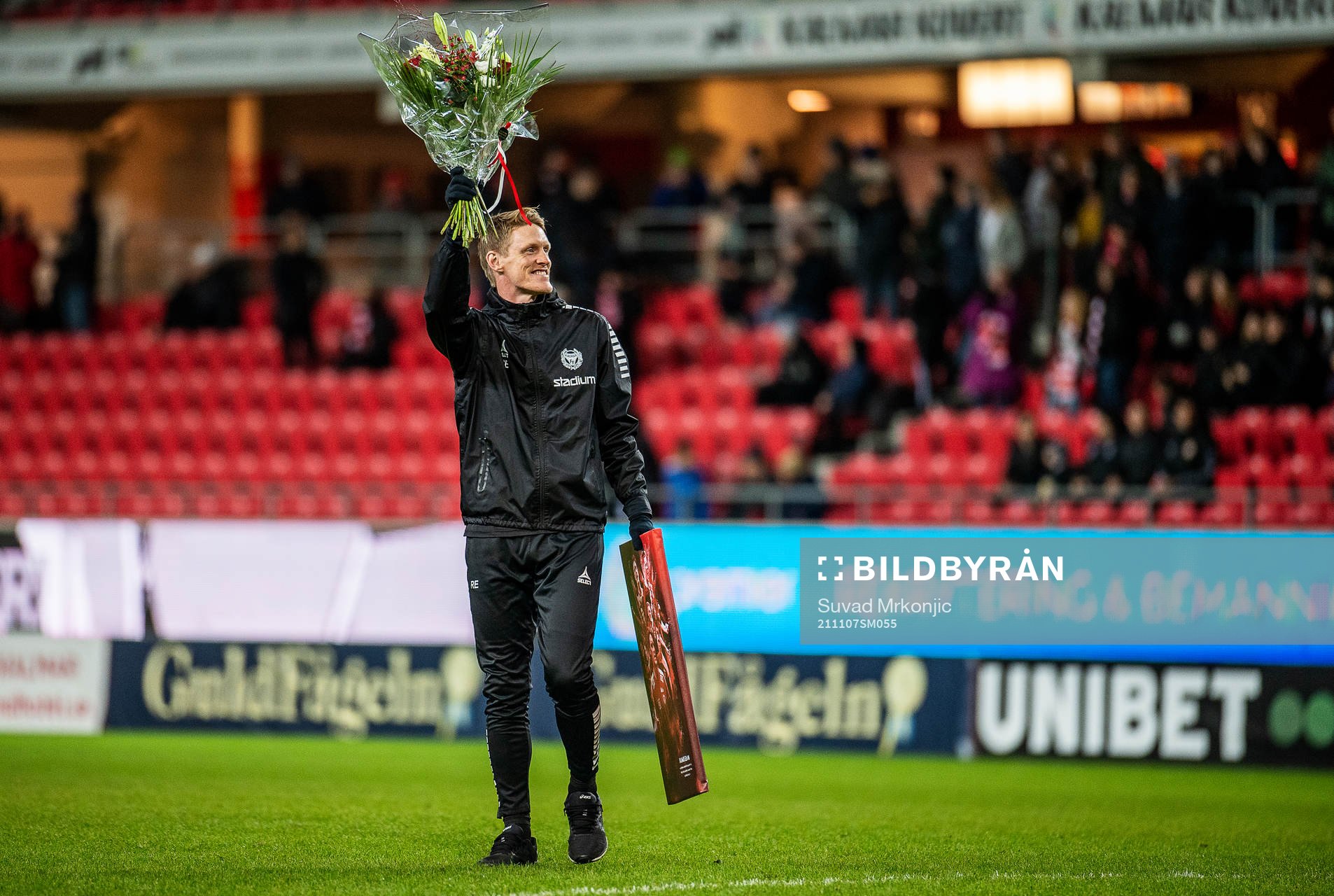 Kalmars assisterande tränare Rasmus Elm tackas av