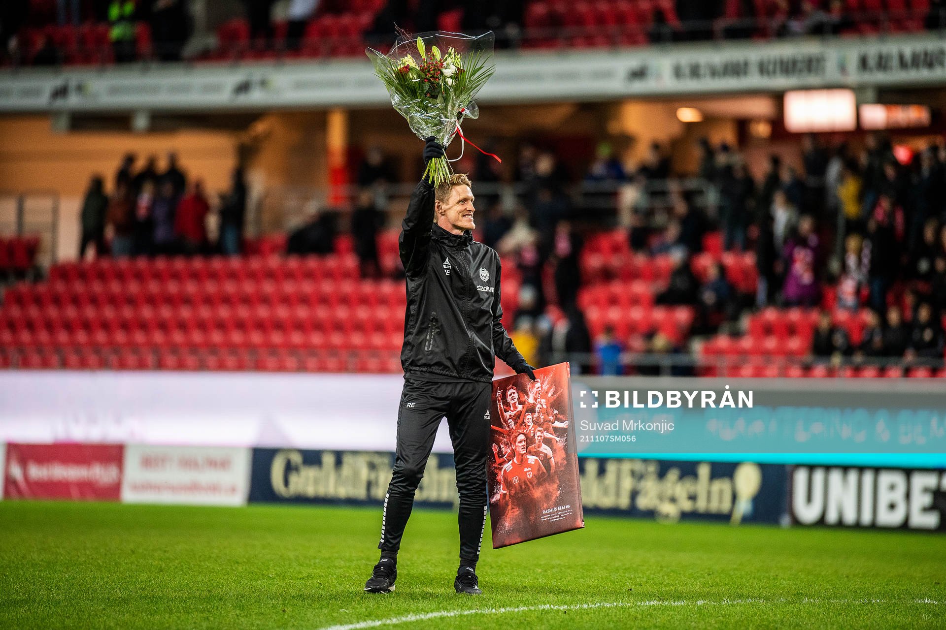 Kalmars assisterande tränare Rasmus Elm tackas av
