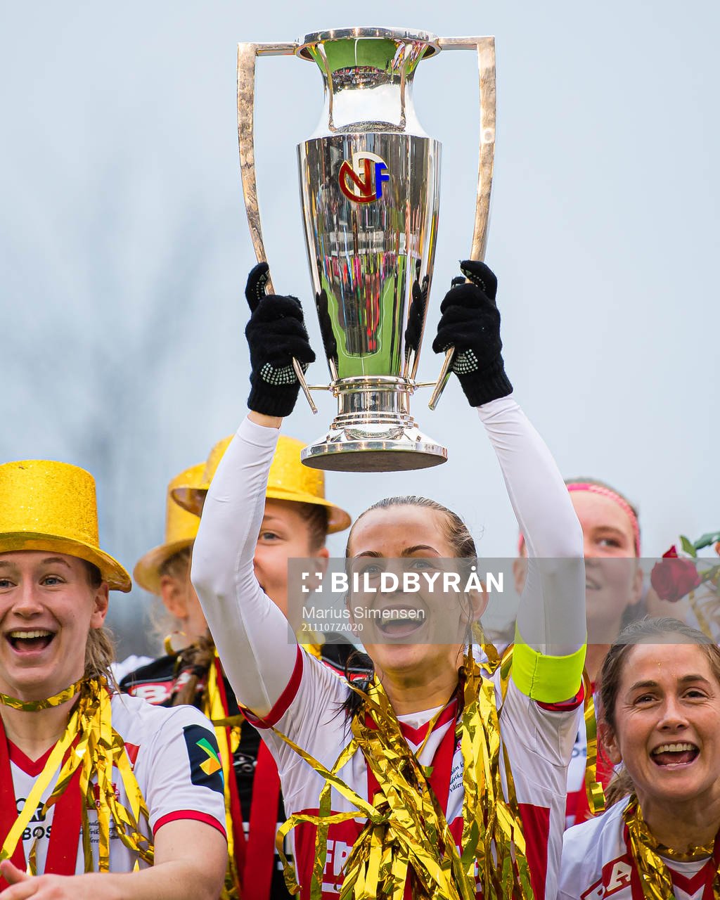 Tuva Hansen of Sandviken celebrates with the trophy
