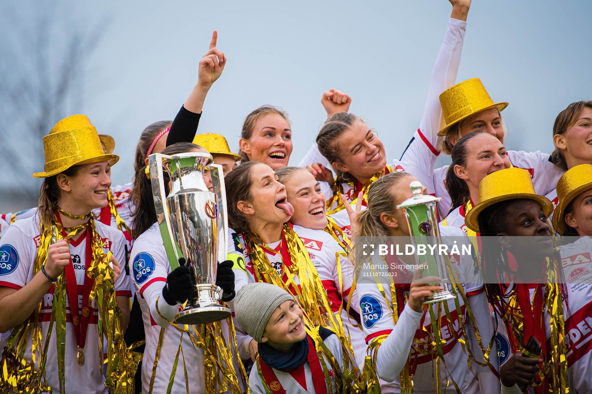 Players of Sandviken celebrates with the trophy