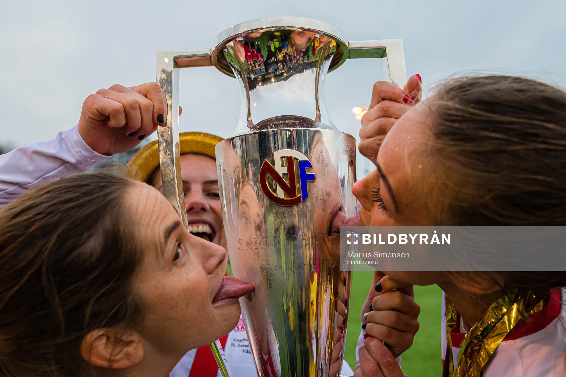 Ingrid Ryland and Ingrid Østervold Stenevik of Sandviken celebrates with the trophy after the Toppserien football match between Sandviken and Klepp on November 7, 2021 in Bergen.