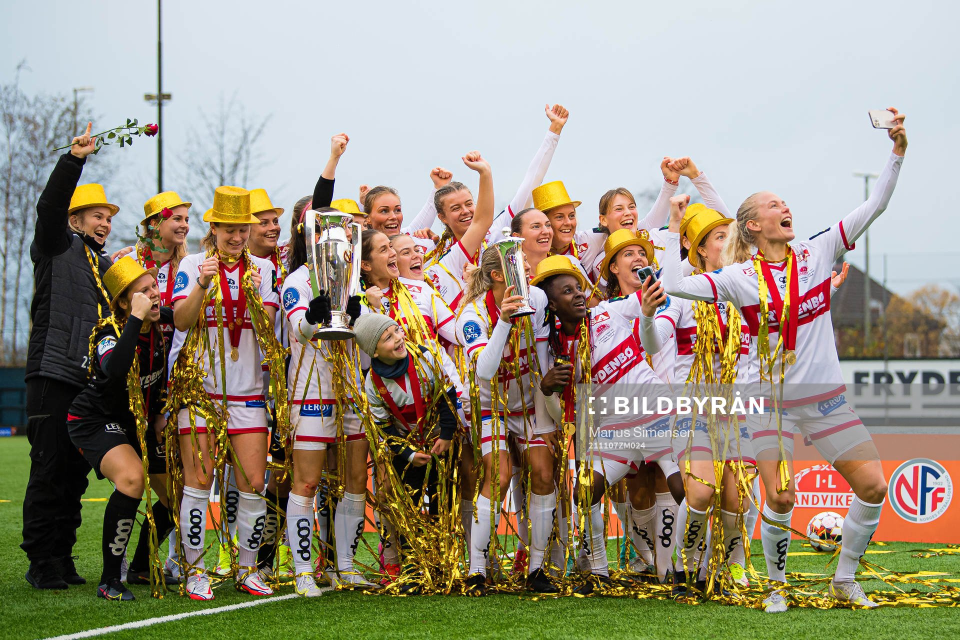 Players of Sandviken celebrates with the trophy after the Toppserien football match between Sandviken and Klepp on November 7, 2021 in Bergen.