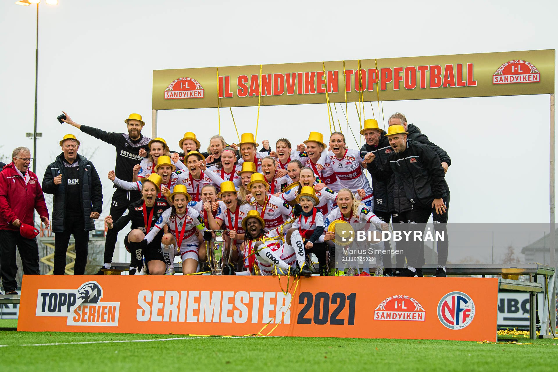 Players of Sandviken celebrates with the trophy