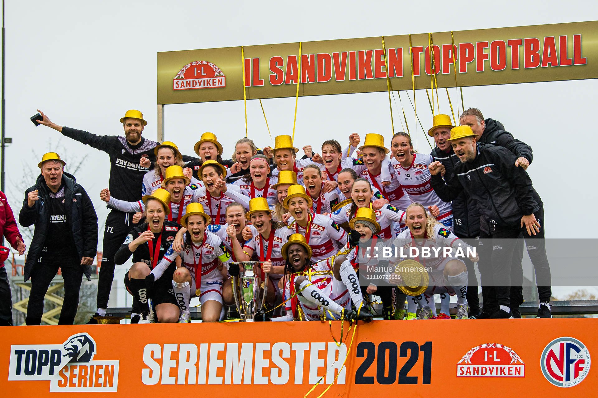 Players of Sandviken celebrates with the trophy