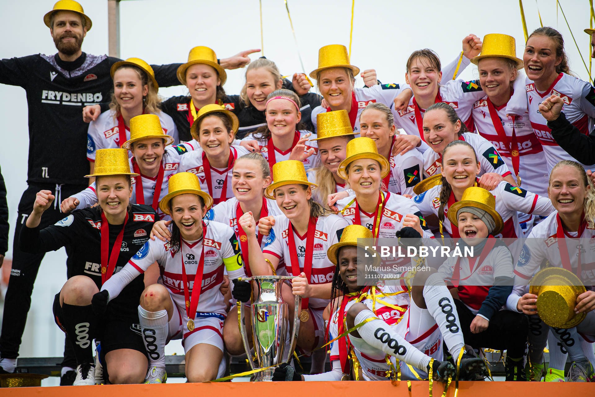 Players of Sandviken celebrates with the trophy