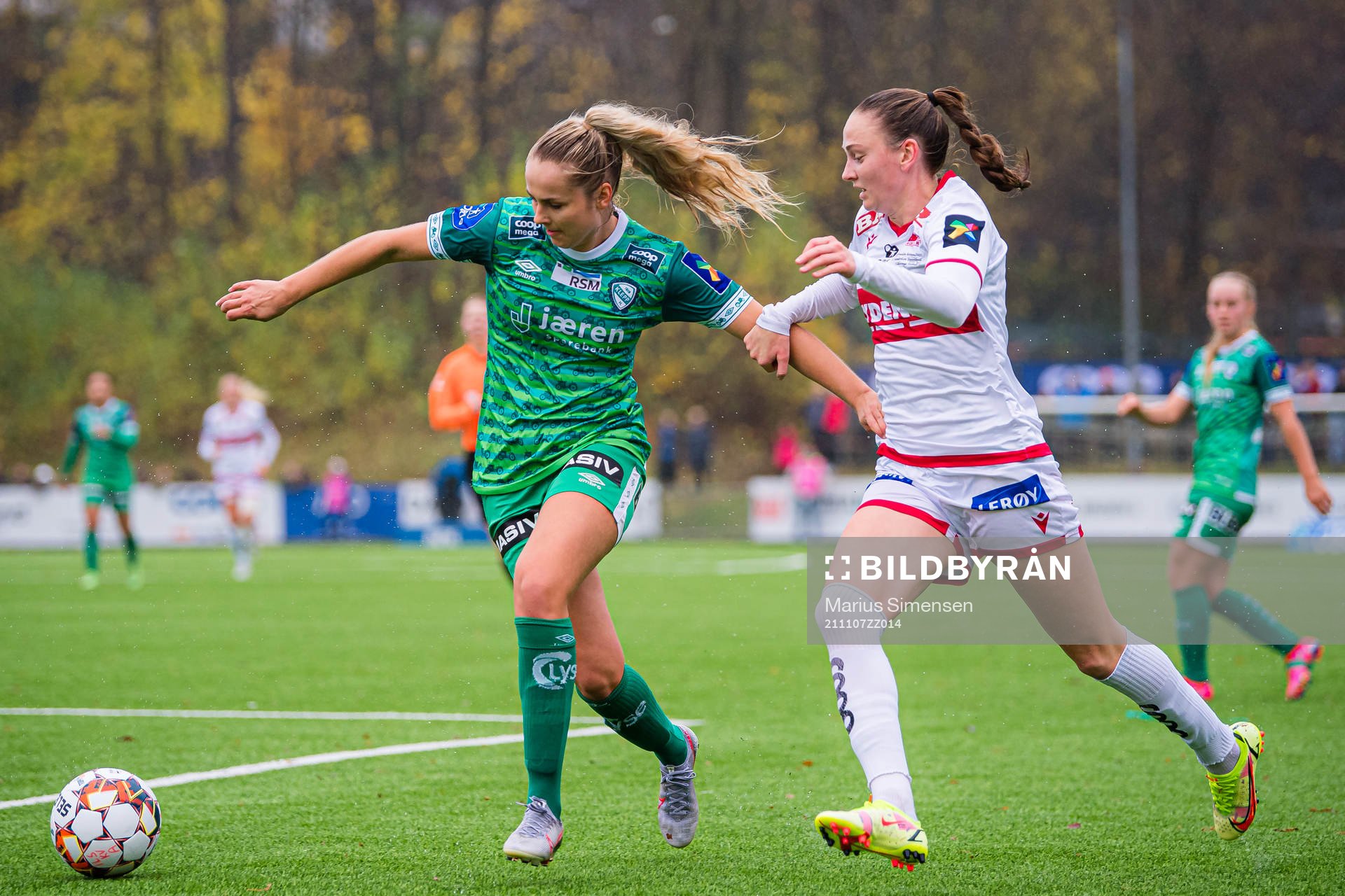 Kristina Herfindal Grøndal of Klepp and Vilde Hasund of Sandviken during the Toppserien football match between Sandviken and Klepp on November 7, 2021 in Bergen.