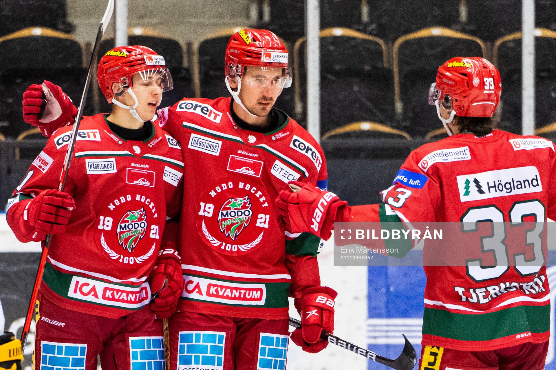 Modos Jeremias Lindewall och Max Tjernström jublar med