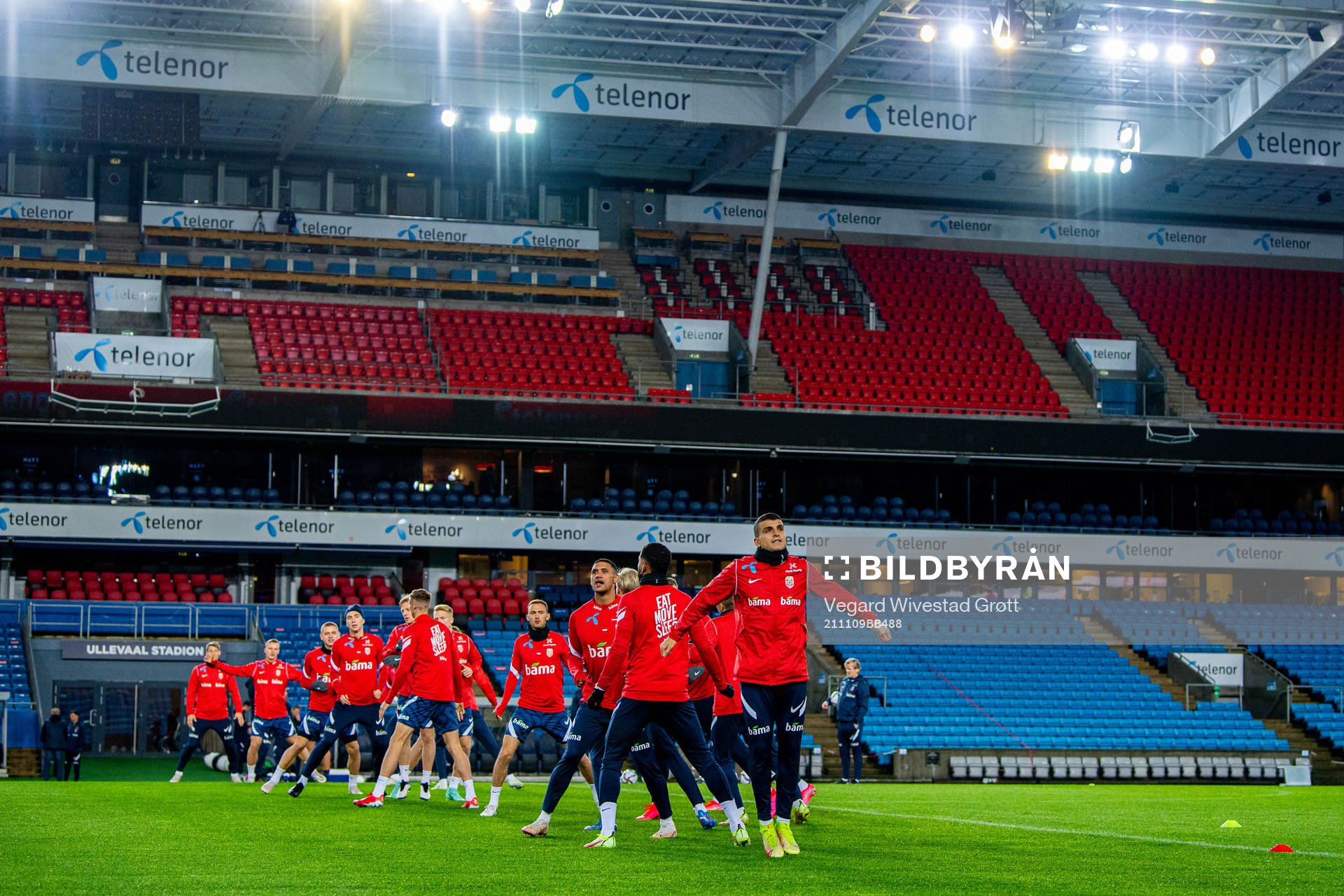 Mohamed Elyounoussi and players of the Norwegian national