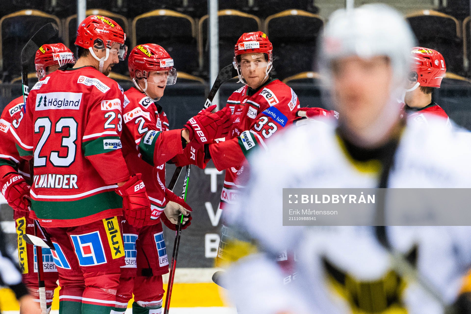 Modos Daniel Sylwander och Max Tjernström jublar med Filip