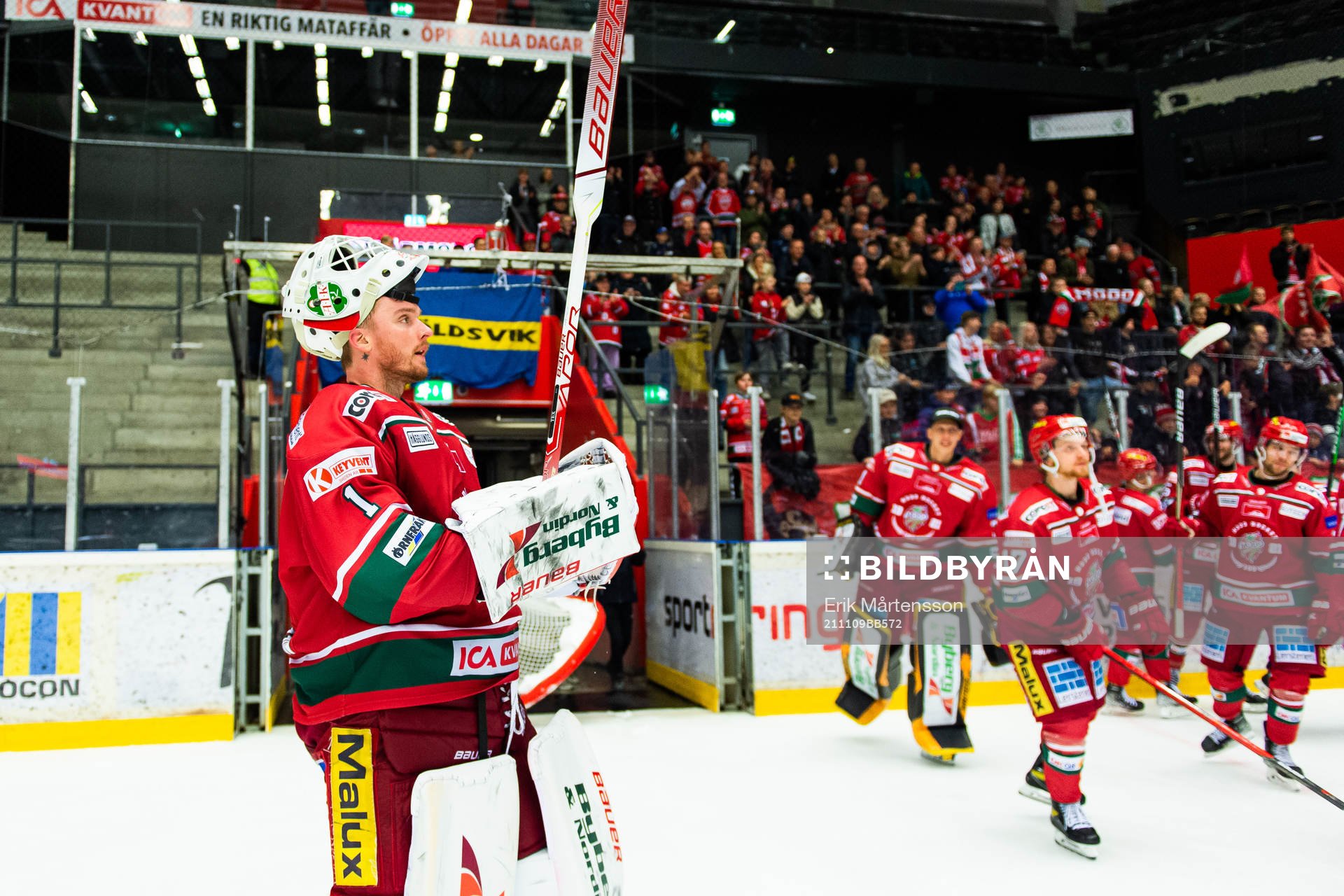 Modos målvakt Tex Williamsson tackar supportrarna