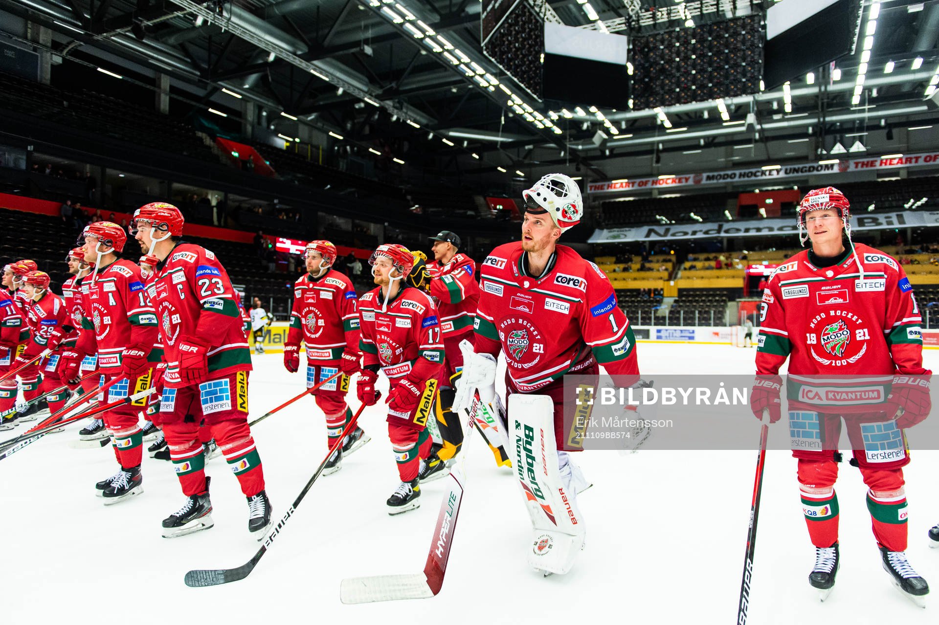 Modos målvakt Tex Williamsson tackar supportrarna