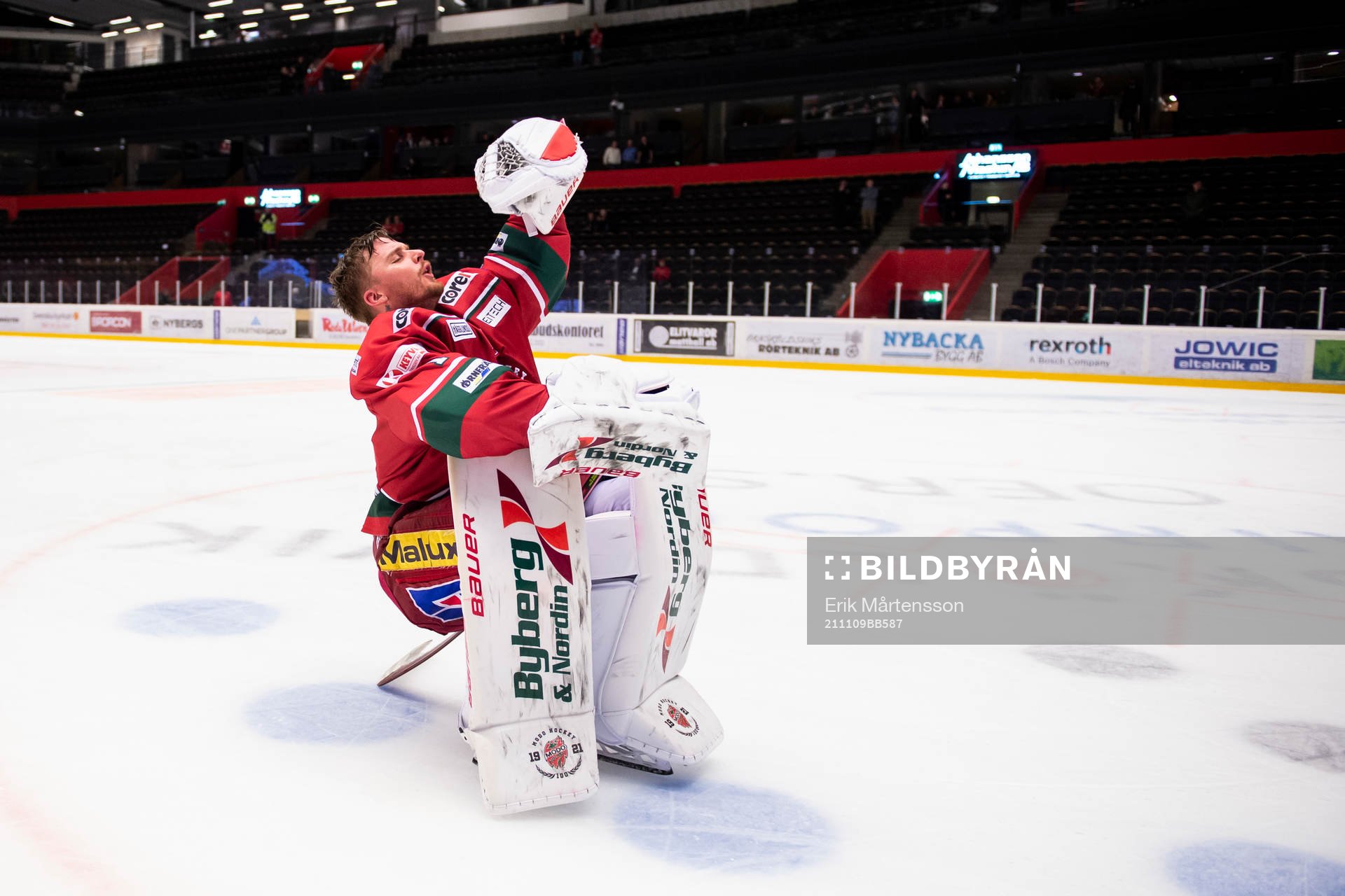 Modos målvakt Tex Williamsson jublar