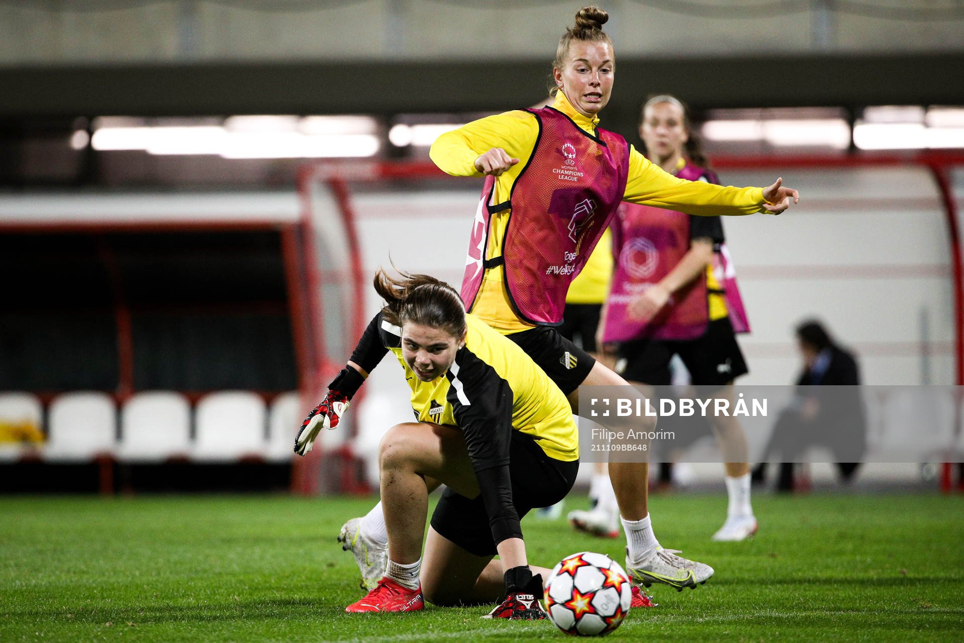 Goalkeeper Lisa Hall and Dilja Yr Zomers
