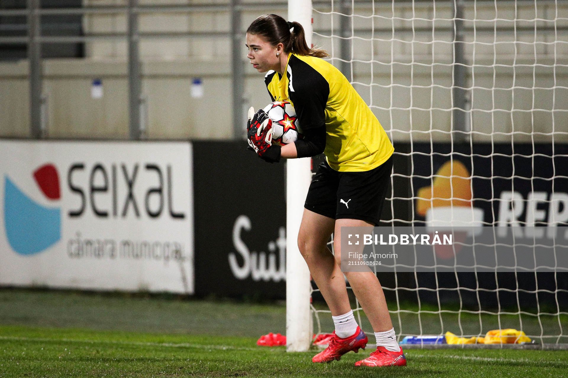 Goalkeeper Lisa Hall