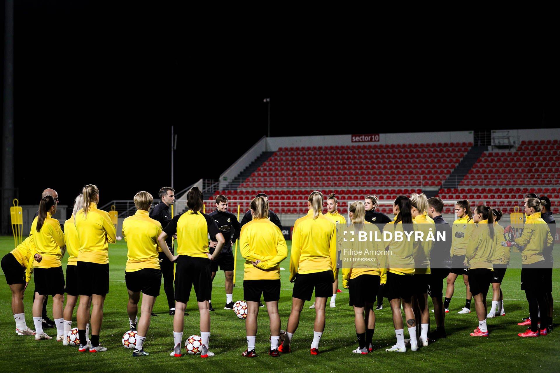 Robert Vilahamn, head coach, give instructions to the