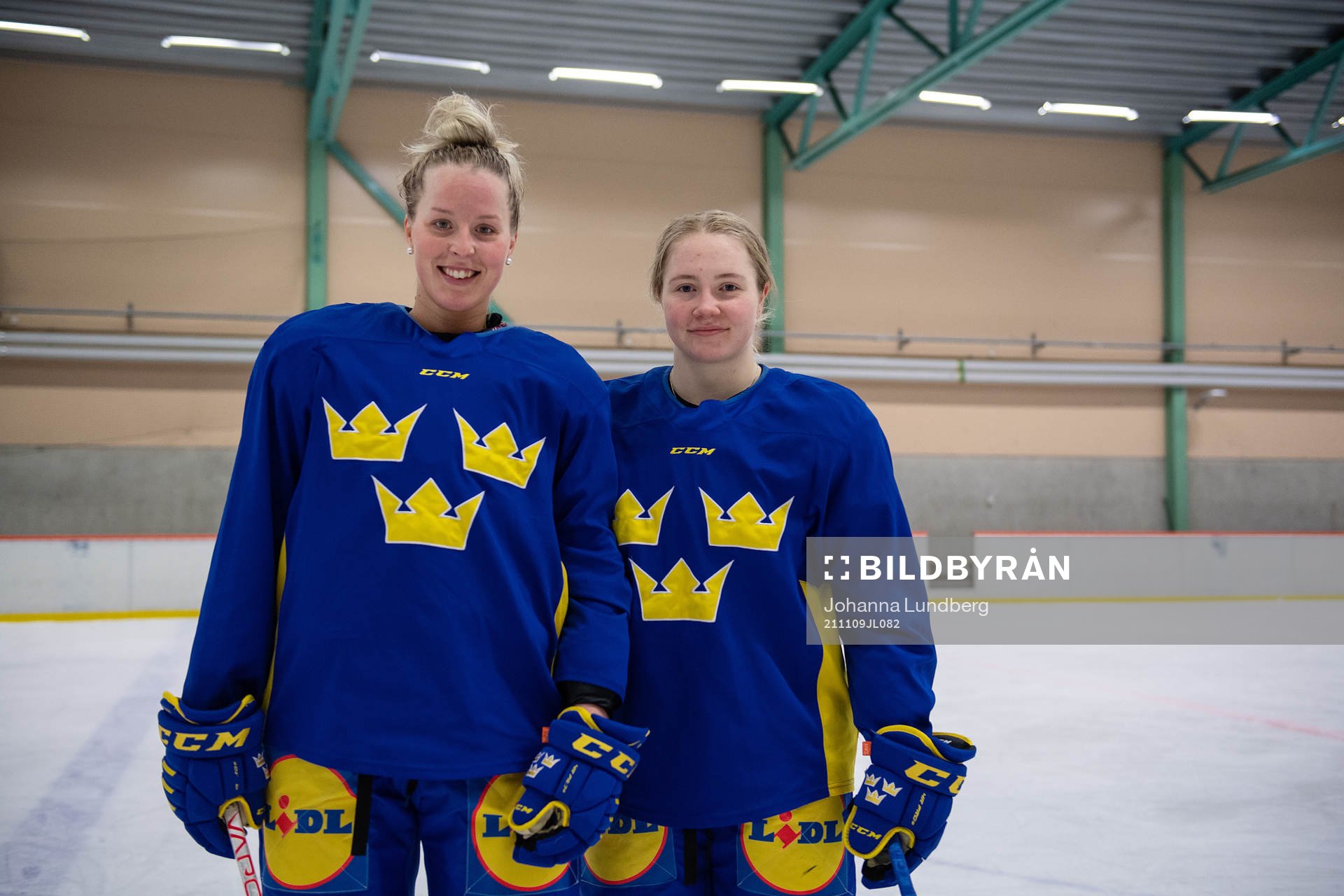Modos Olivia Carlsson och Lina Ljungblom poserar ett
