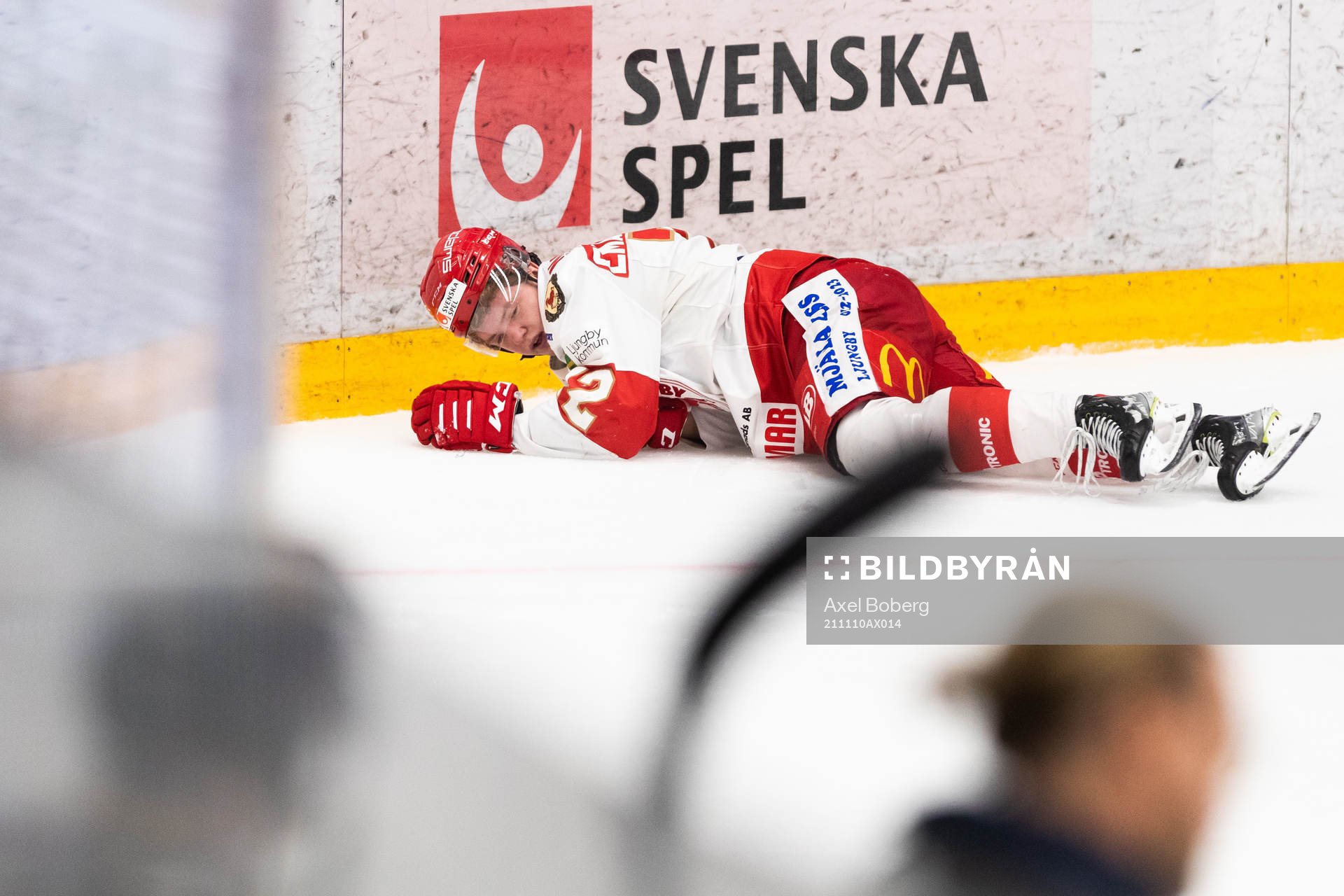 Troja/Ljungbys Jesper Emanuelsson ligger på isen