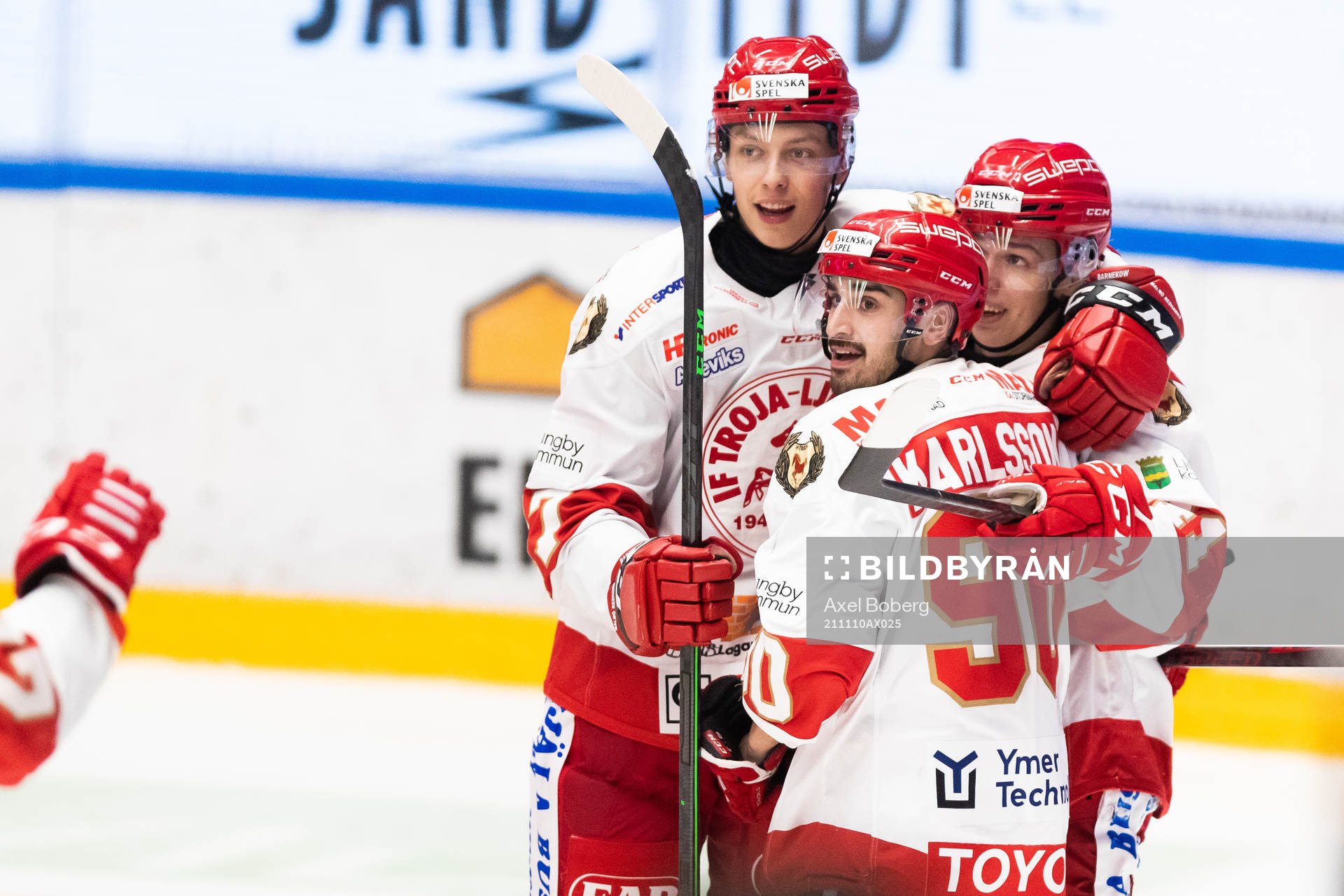Troja/Ljungbys Kevin Karlsson jublar med lagkamrater