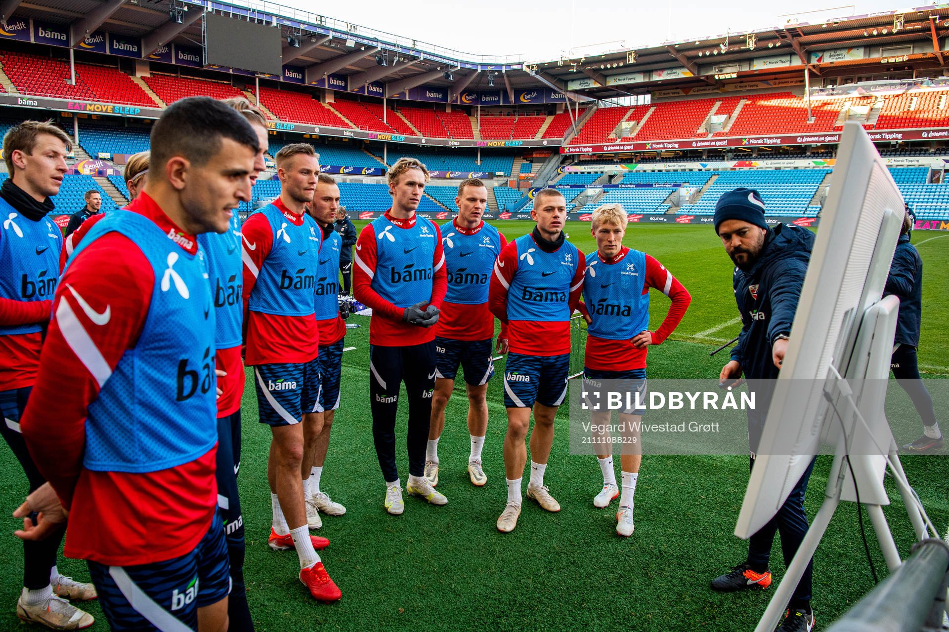 Stian Gregersen, Fredrik Aursnes, Ola Solbakken, Marius Lode, Julian Ryerson and Birger Meling listen to Bernardo Cueva, tactical statistician of the Norwegian national football team, during a training session on November 10, 2021 in Oslo.