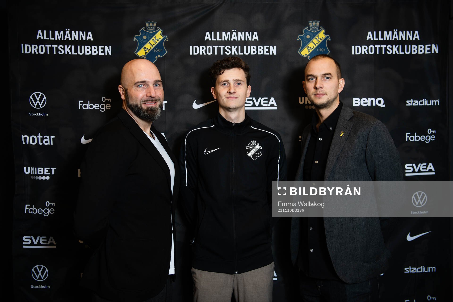 Martin Falk poserar för ett porträtt tillsammans med teknisk direktör Peter Wennberg och sportchef Henrik Jurelius efter att han presenterats som ny assisterande tränare för AIK den 10 november 2021 i Stockholm.