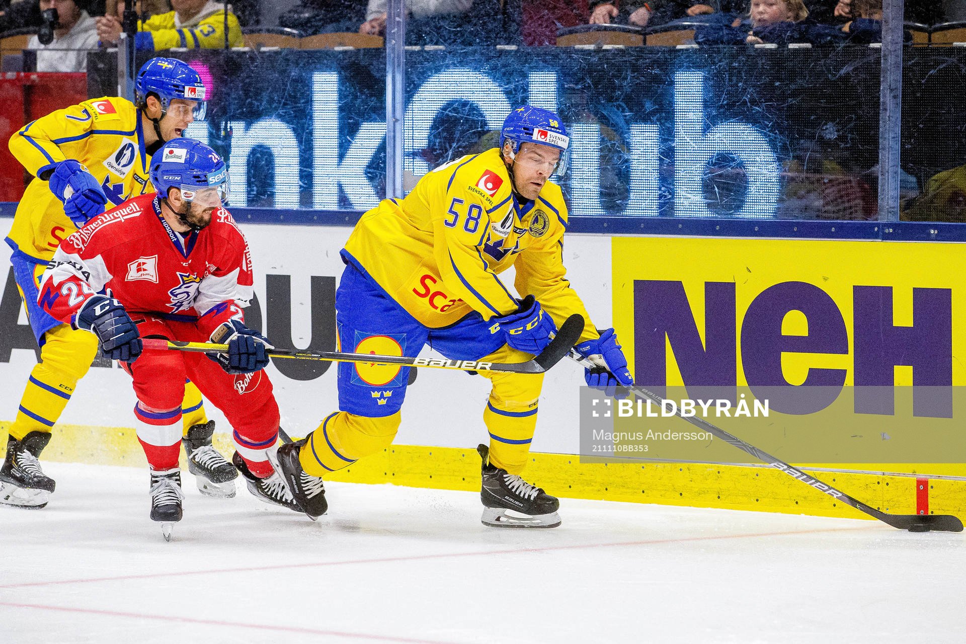 Sveriges Henrik Tömmernez och Anton Lander mot Tjeckiens