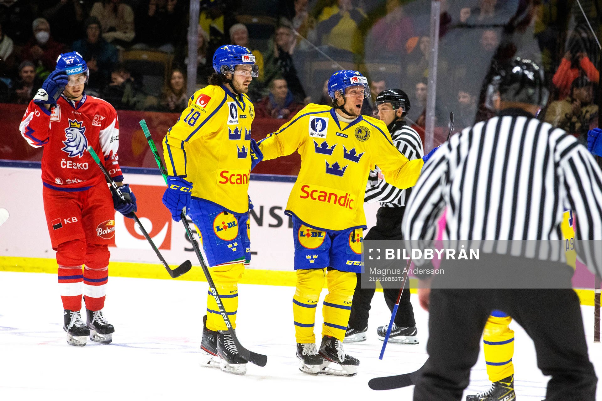 Sveriges Dennis Everberg och Jesper Olofsson jublar