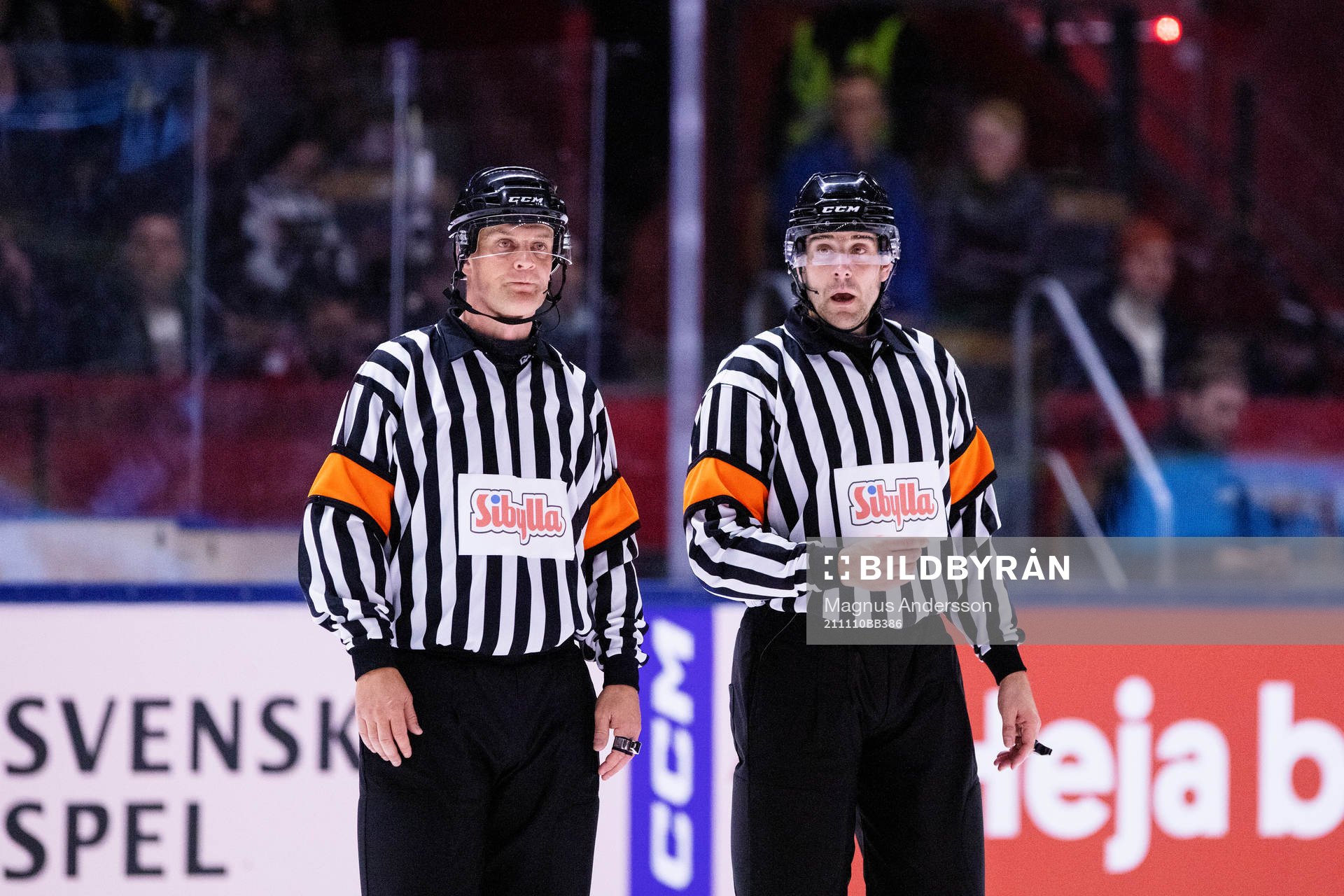 Domarna Mikael Nord och Mikael Sjöqvist