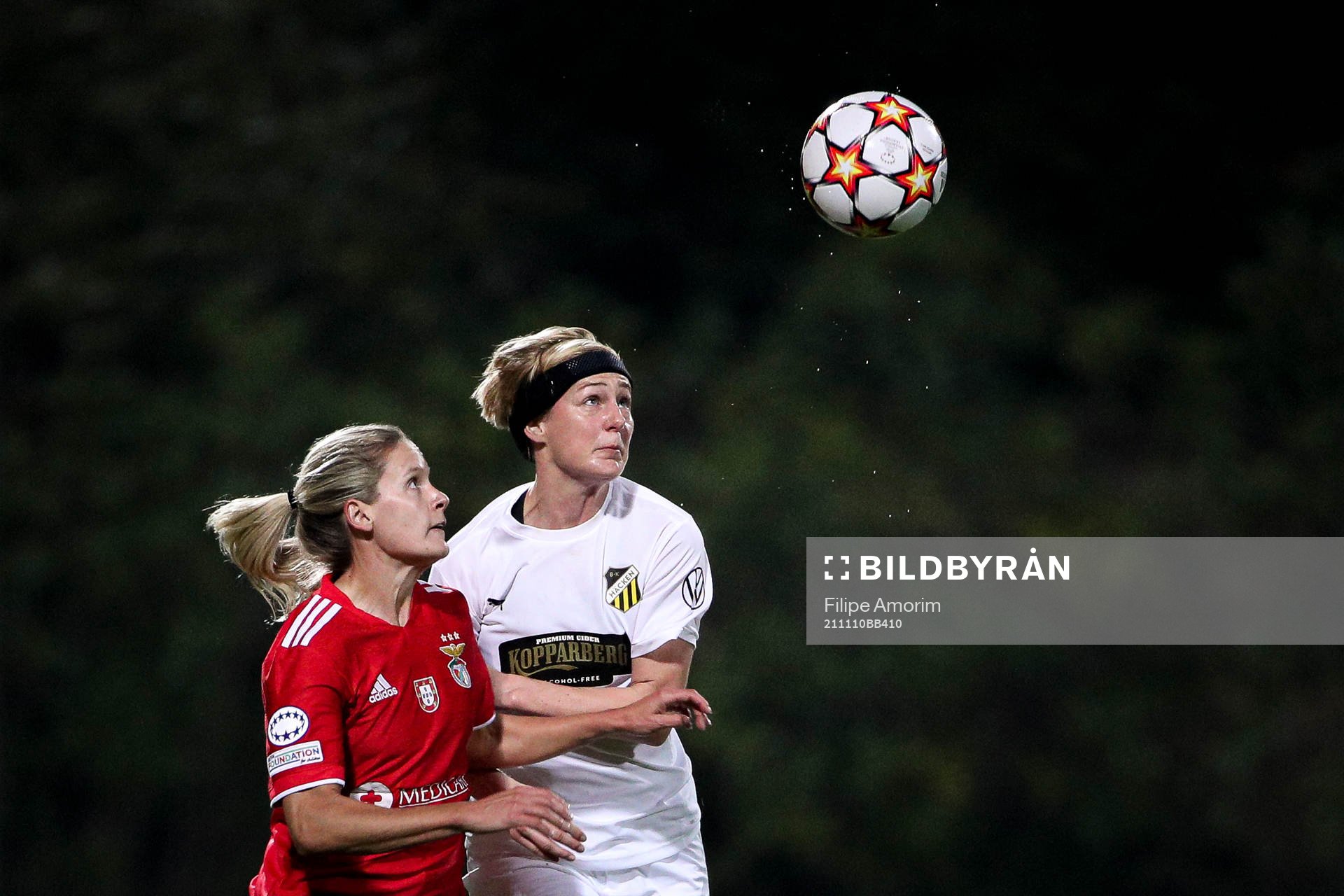 Cloé Lacasse of Benfica and Luna Gewitz of  Häcken