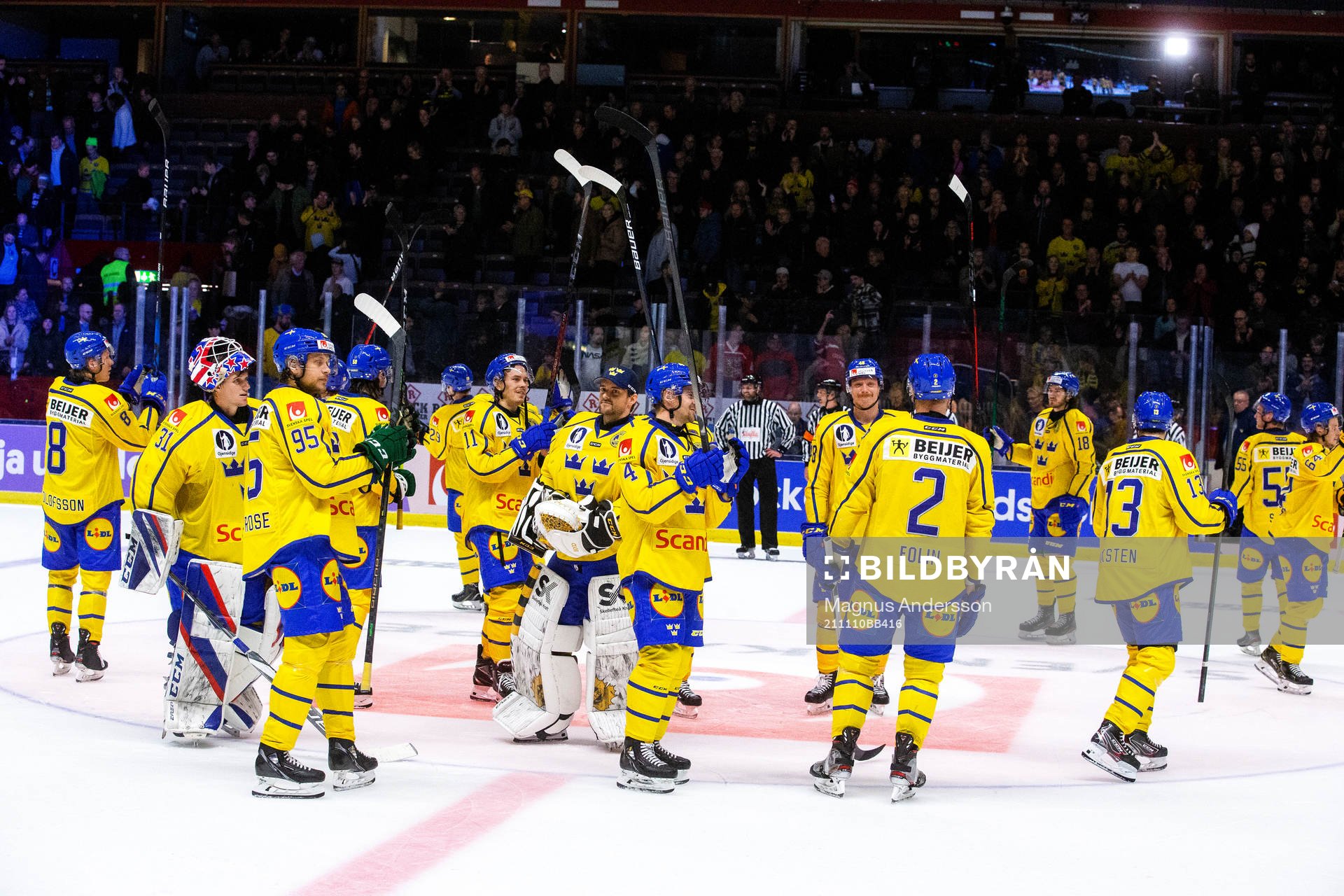Sverige spelare jublar